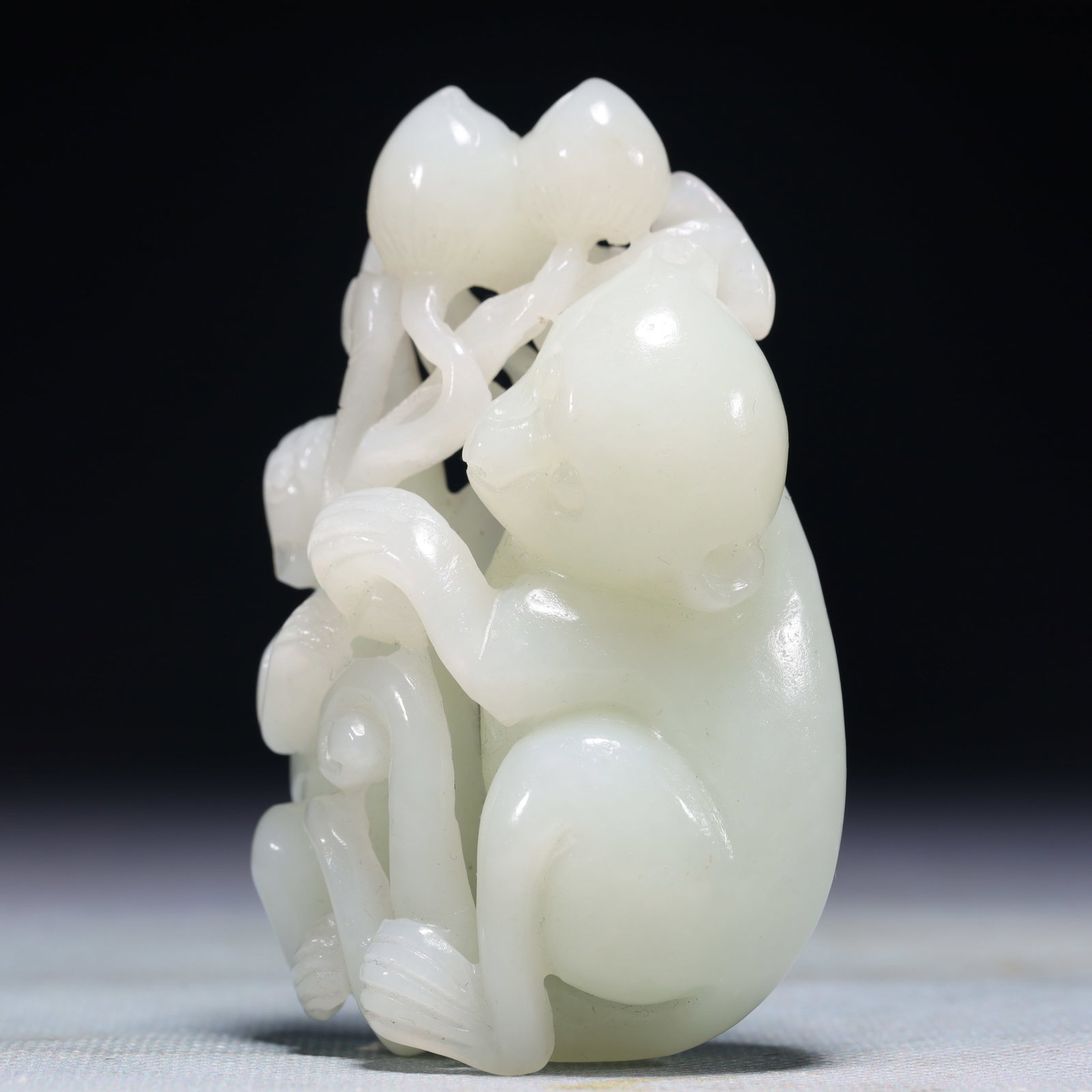 An Exquisite White Jade Monkey Ornament - 2