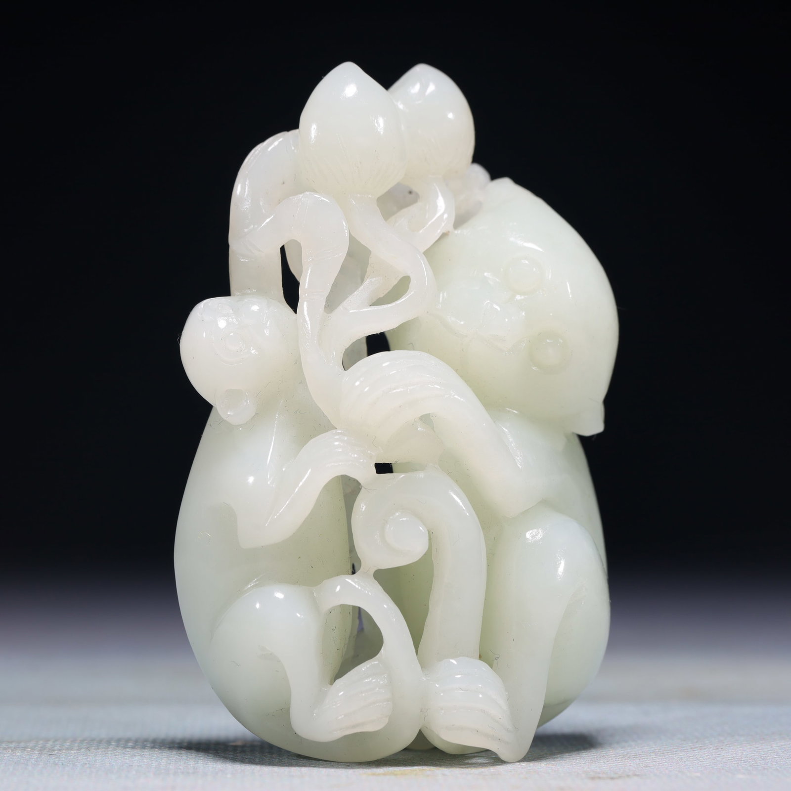 An Exquisite White Jade Monkey Ornament - 3