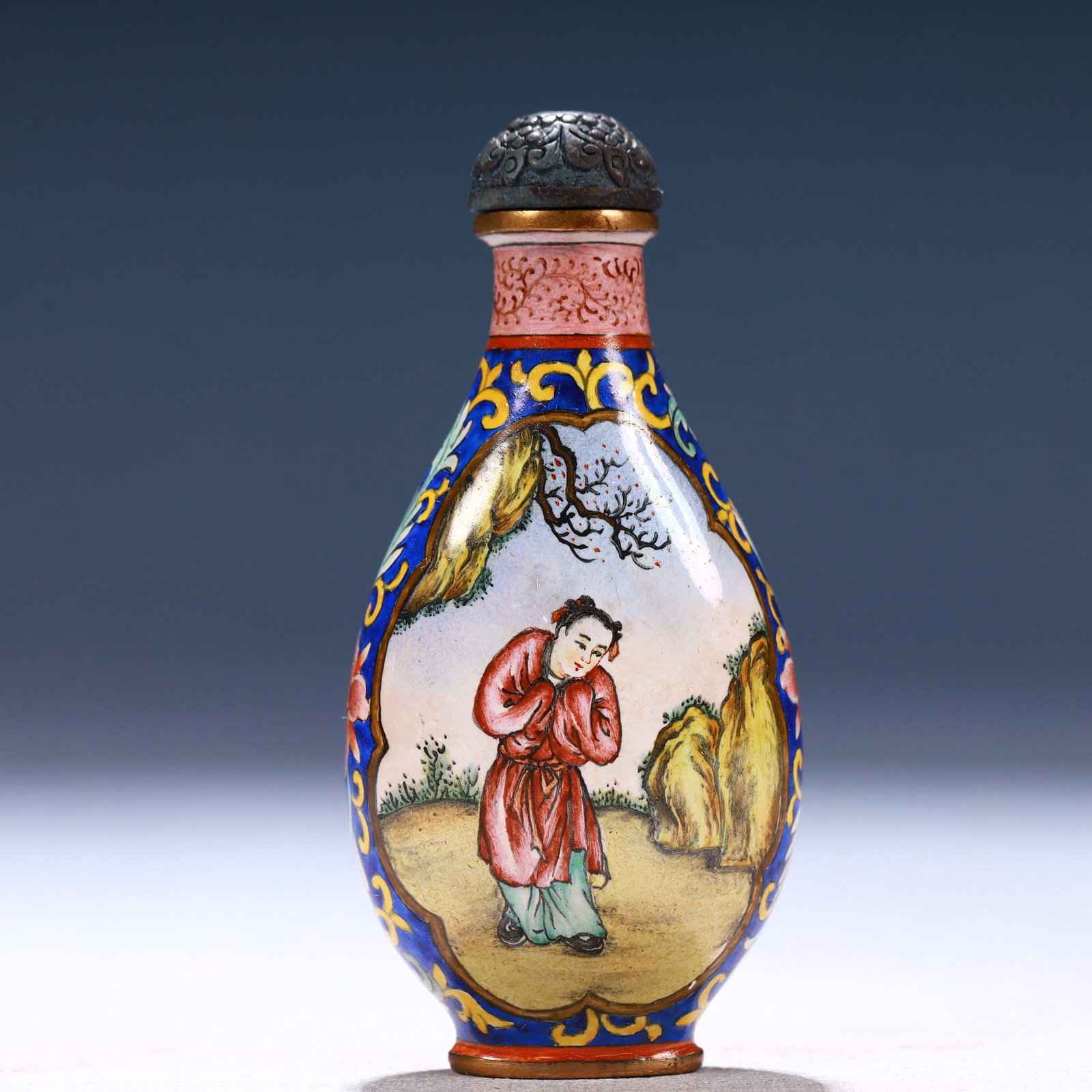 An Exquisite Painted Enamel Figure Pattern Snuff Bottle: An Exquisite Painted Enamel Figure Pattern Snuff Bottle,Qing Dynasty, China,Qianlong Four-character Mark,Size:1.4inx0.6inx3in,Weight:51g