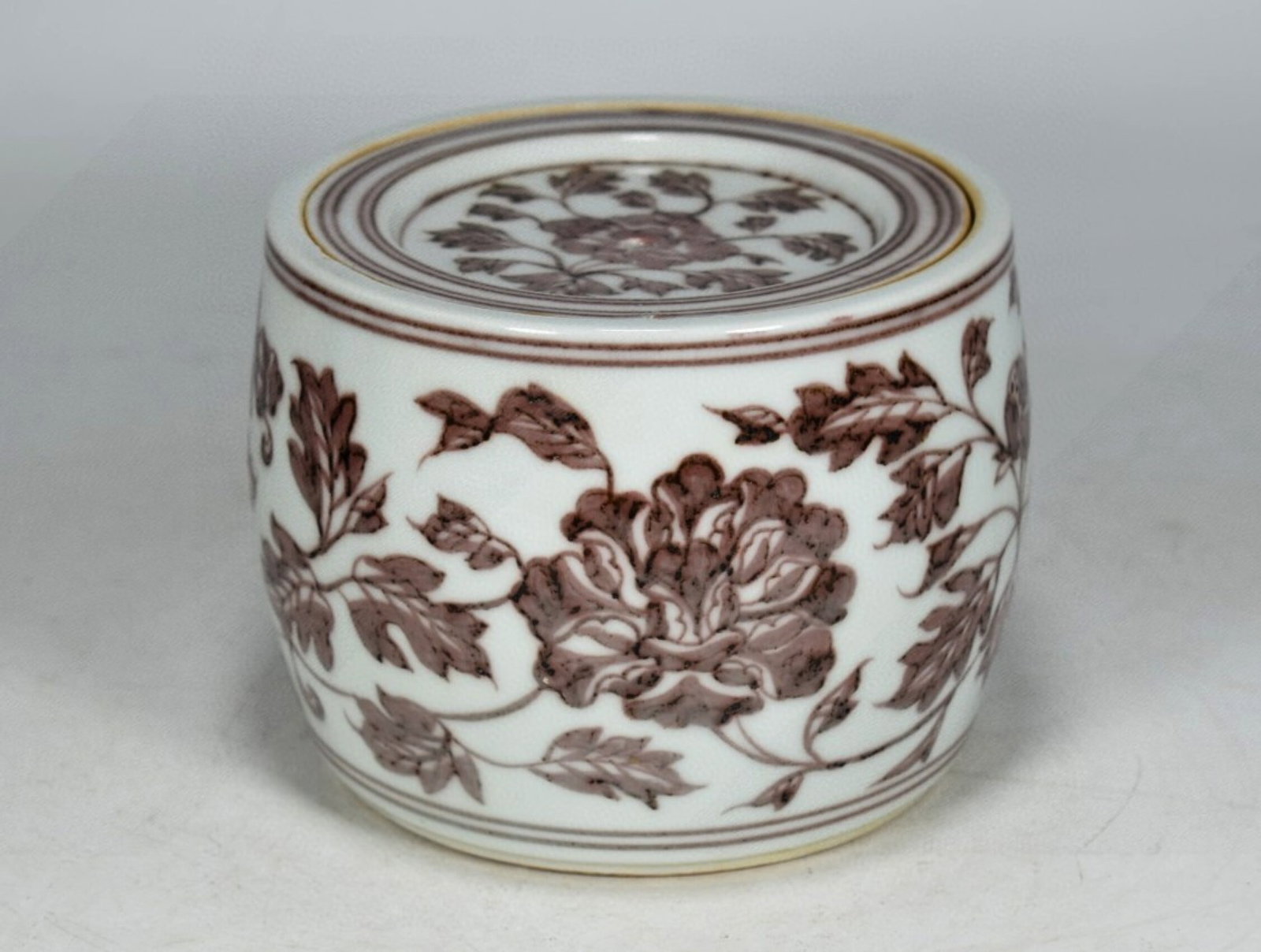 An Exquisite Underglaze-Red Lotus Pattern Jar with Cover - 5