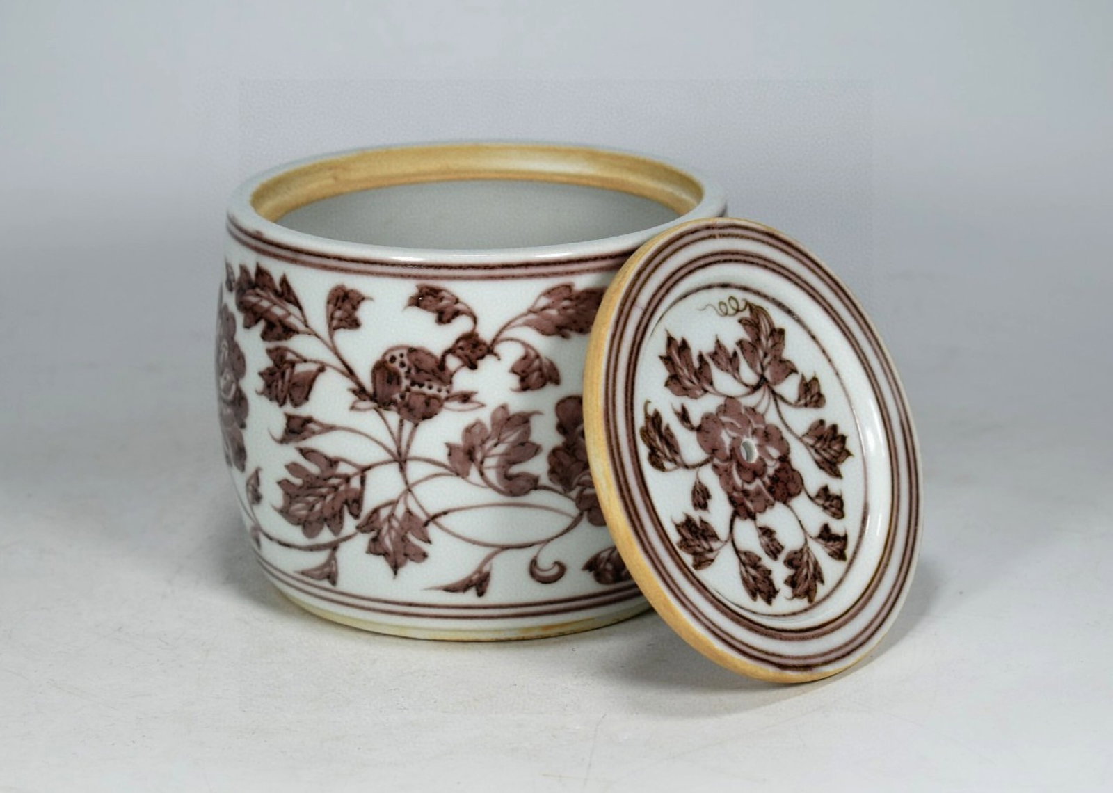 An Exquisite Underglaze-Red Lotus Pattern Jar with Cover - 6