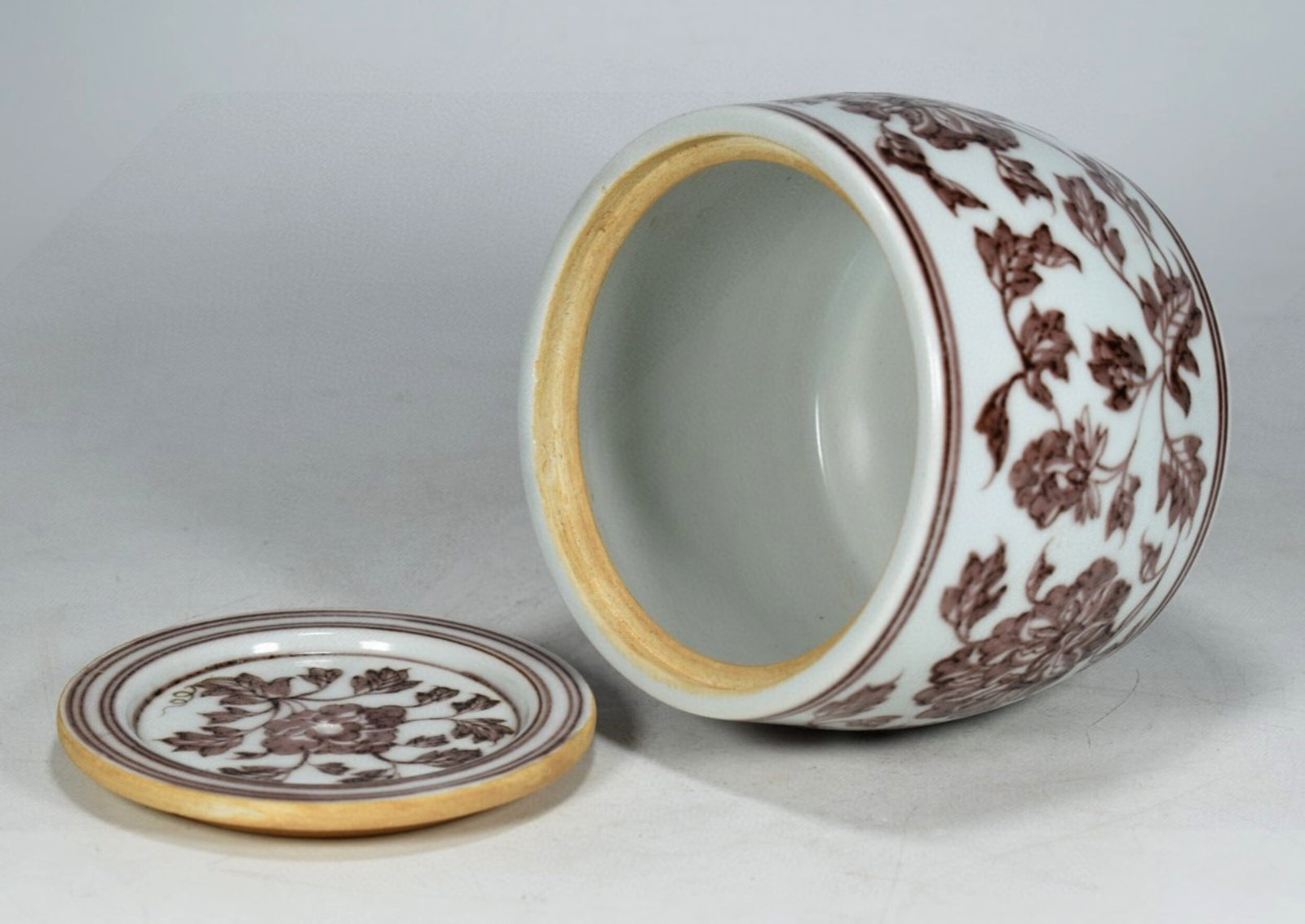 An Exquisite Underglaze-Red Lotus Pattern Jar with Cover - 7