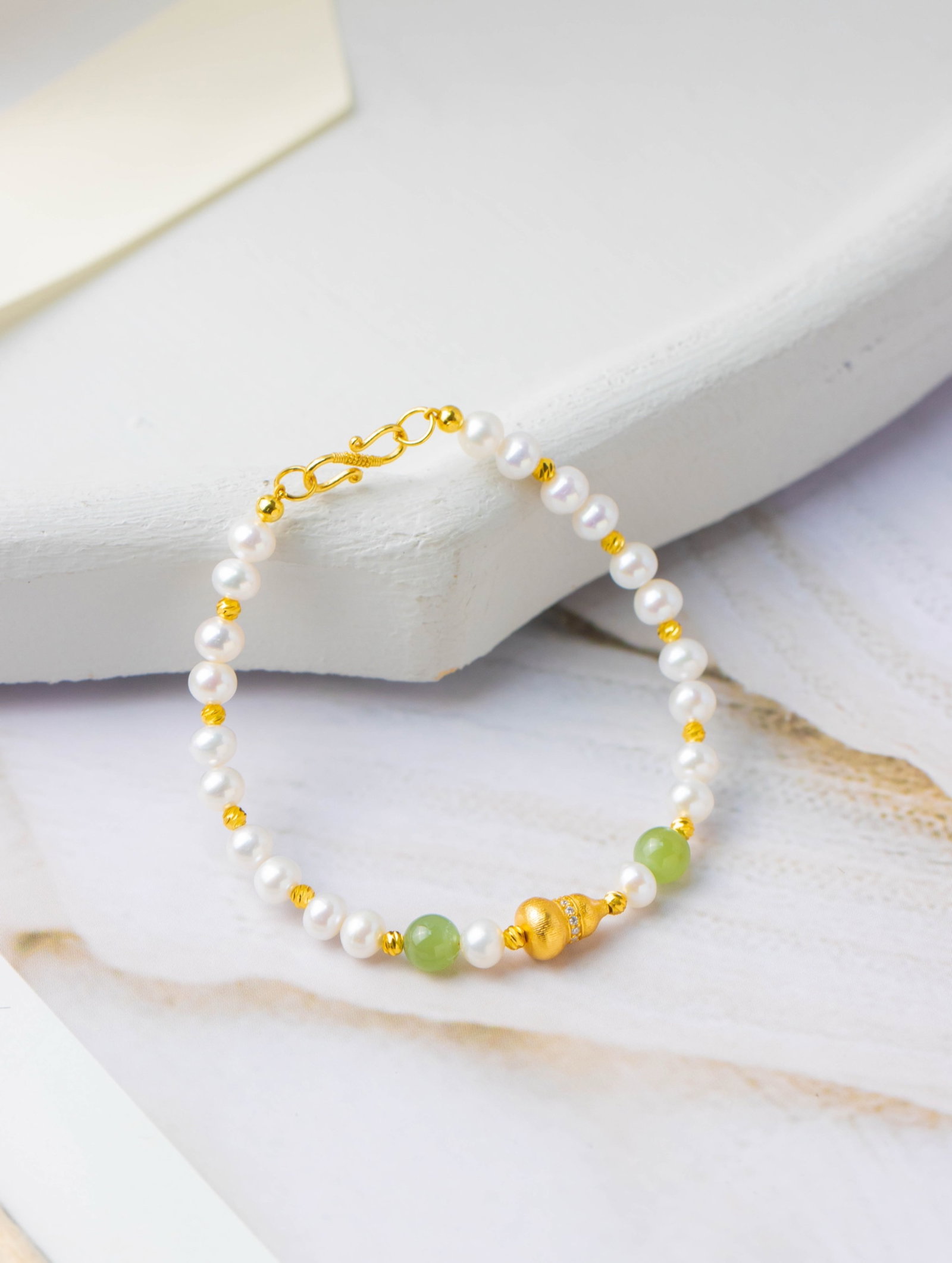 An Exquisite Sterling Silver-Gold Plated Inlaid Pearls Bracelets,Inlaid Jasper: An Exquisite Sterling Silver-Gold Plated Inlaid Pearls Bracelets,Inlaid Jasper 纯银镀金镶珍珠手链,嵌碧玉