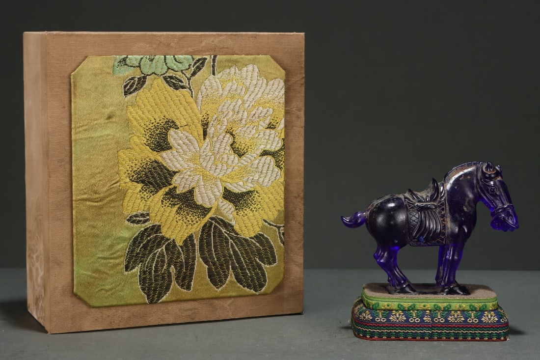 An Exquisite Glass Horse Ornament