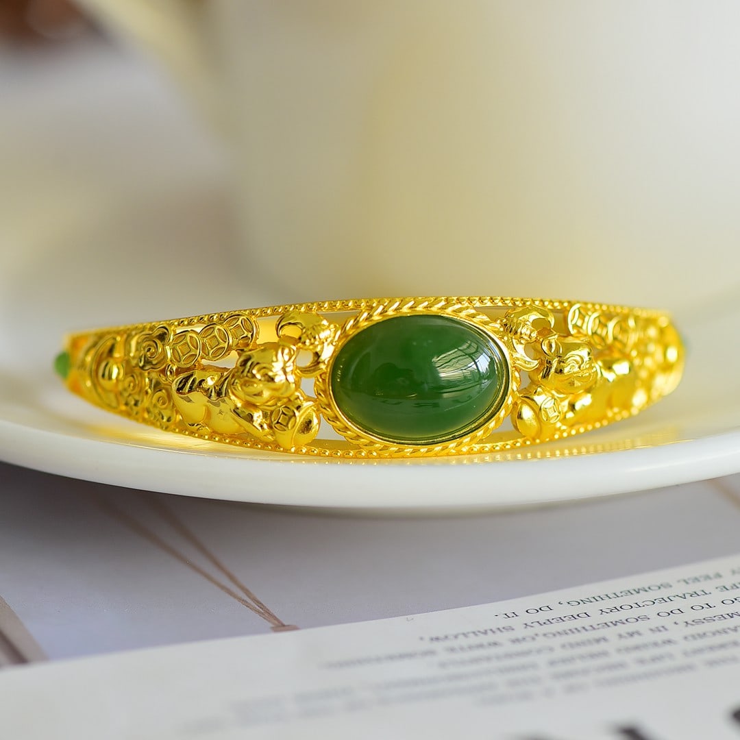 An Exquisite Sterling Silver-Gold Plated Inlaid Jasper Pig Pattern Bracelet: An Exquisite Sterling Silver-Gold Plated Inlaid Jasper Pig Pattern Bracelet,Size:13mmx18mm 纯银镀金镶碧玉猪纹手镯