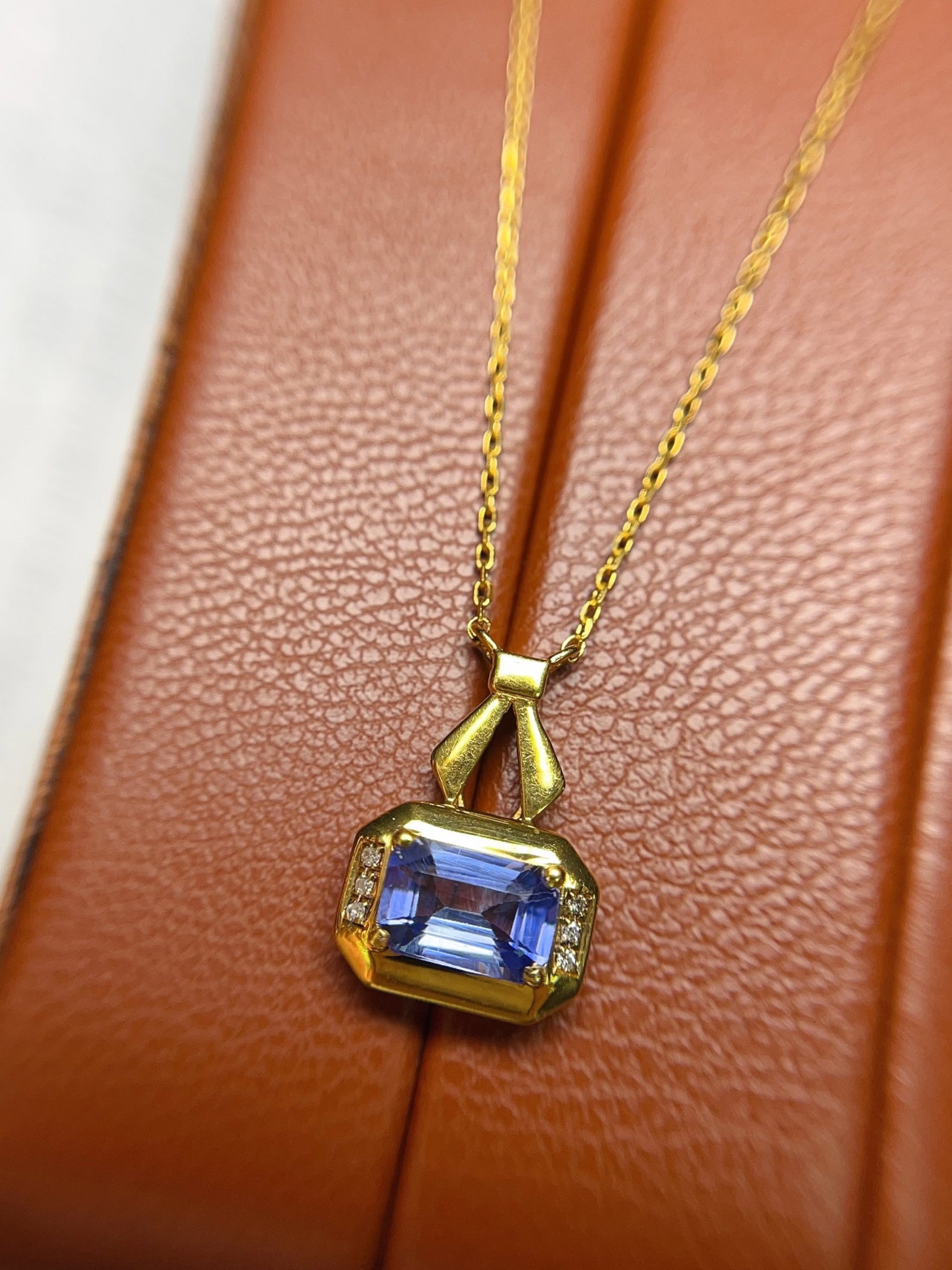 A Exquisite 18k Gold Inlaid 0.70ct Natural Sapphire Pendant,Inlaid Diamond: A Exquisite 18k Gold Inlaid 0.70ct Natural Sapphire Pendant,Inlaid Diamond,Total Weight:1.89g 18k金镶 0.70ct 天然蓝宝石吊坠,嵌钻௾