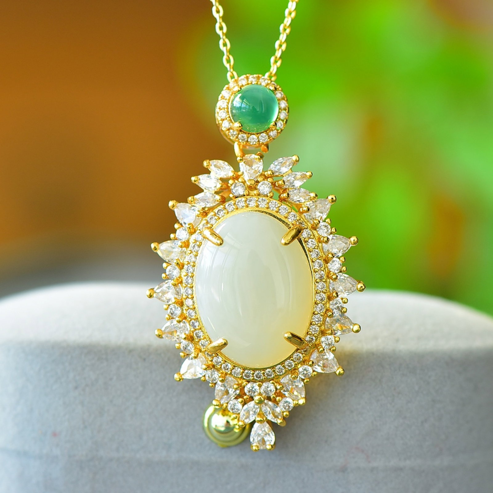 An Exquisite Bronze-Gold Plated Inlaid White Jade Necklace,Inlaid Diamond: An Exquisite Bronze-Gold Plated Inlaid White Jade Necklace,Inlaid Diamond,Size:12mmx16mm 铜镀金镶白玉项链,嵌钻石
