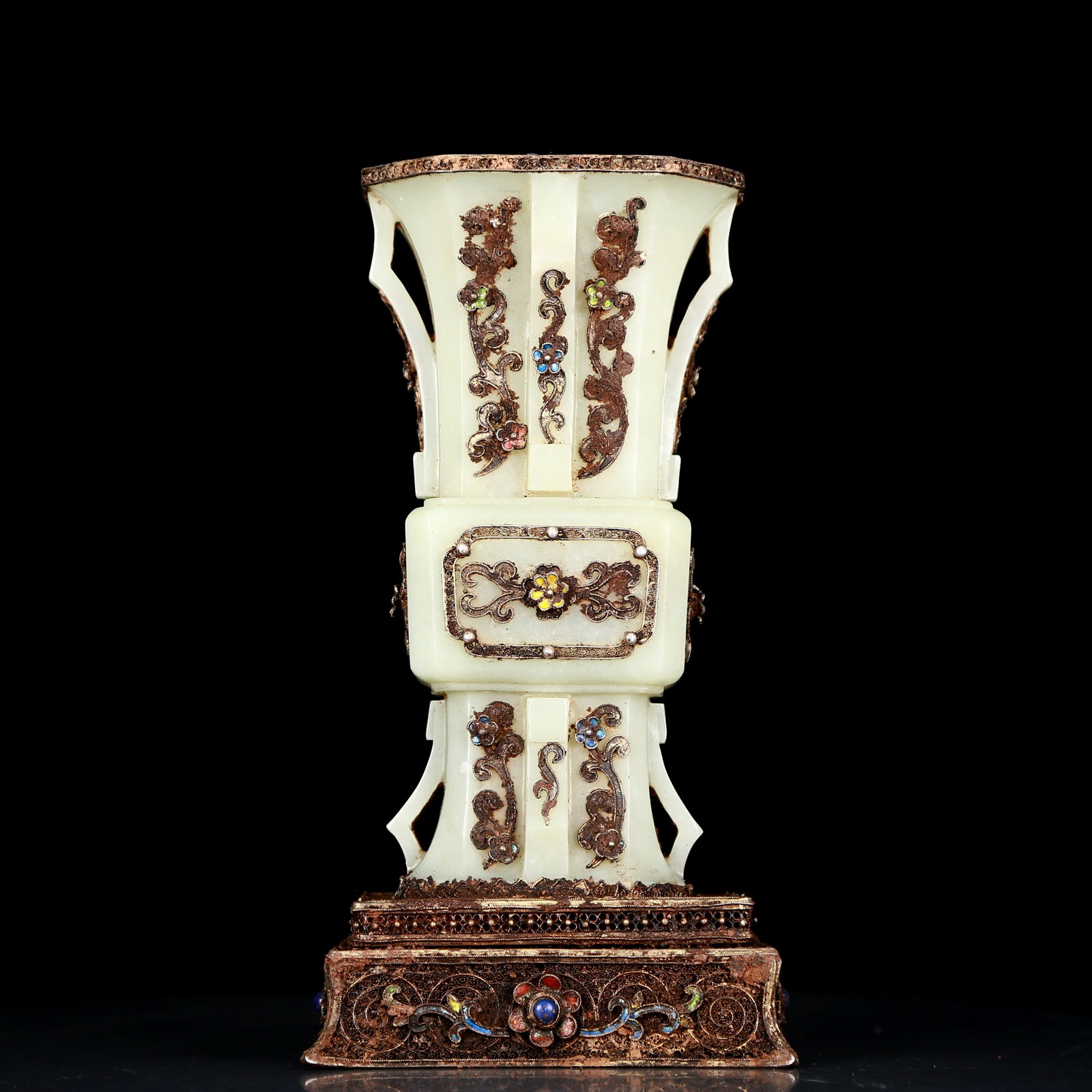 An exquisite white jade-covered silver-gilt vase with floral patterns: An exquisite white jade-covered silver-gilt vase with floral patterns, Qing Dynasty, China, Size: 4.5inx3.5inx8.7in, Weight: 770g 清代 白玉包银鎏金Ŏ