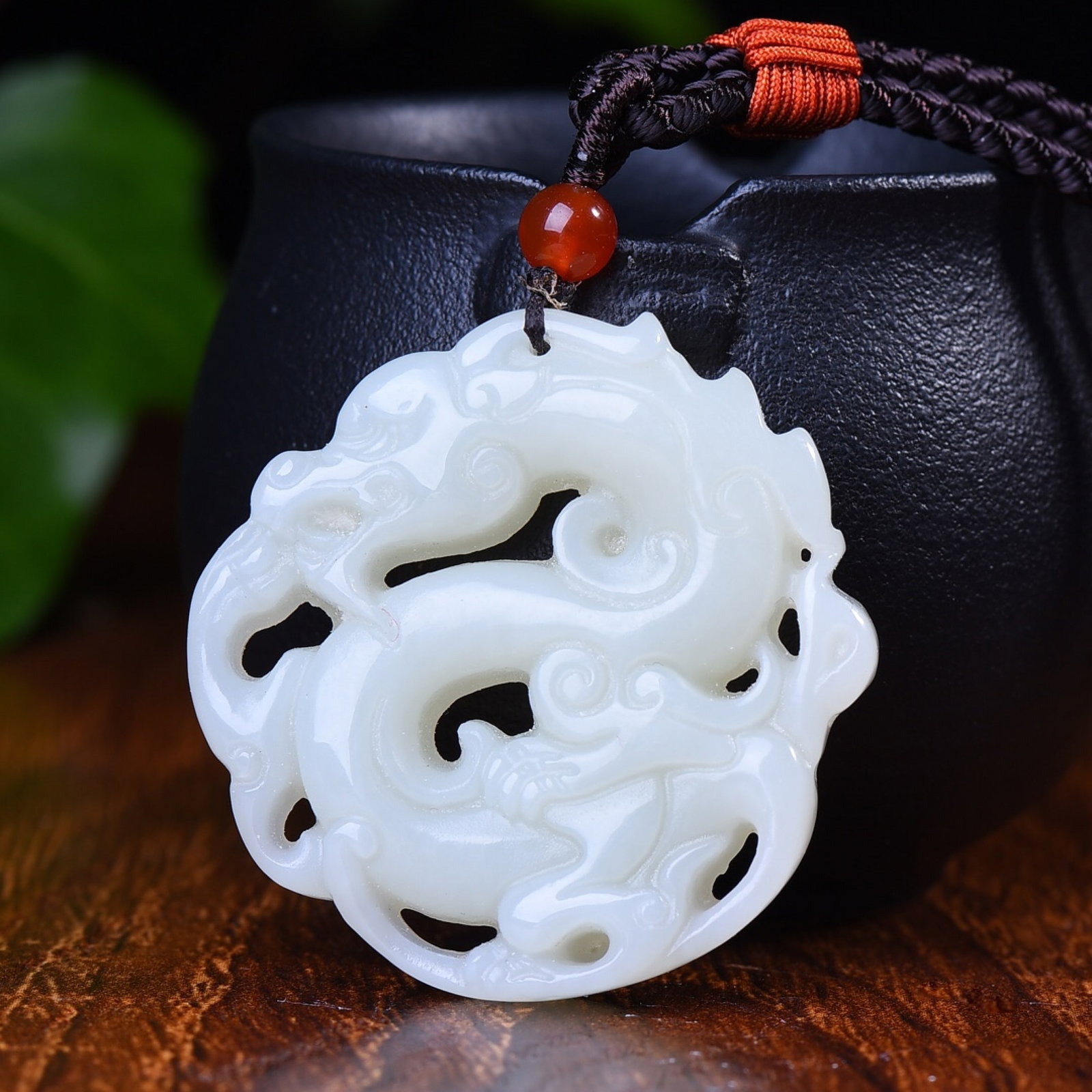 An Exquisite White Jade Dragon Pendant: An Exquisite White Jade Dragon Pendant,Size:44mmx47mm 白玉龙吊坠