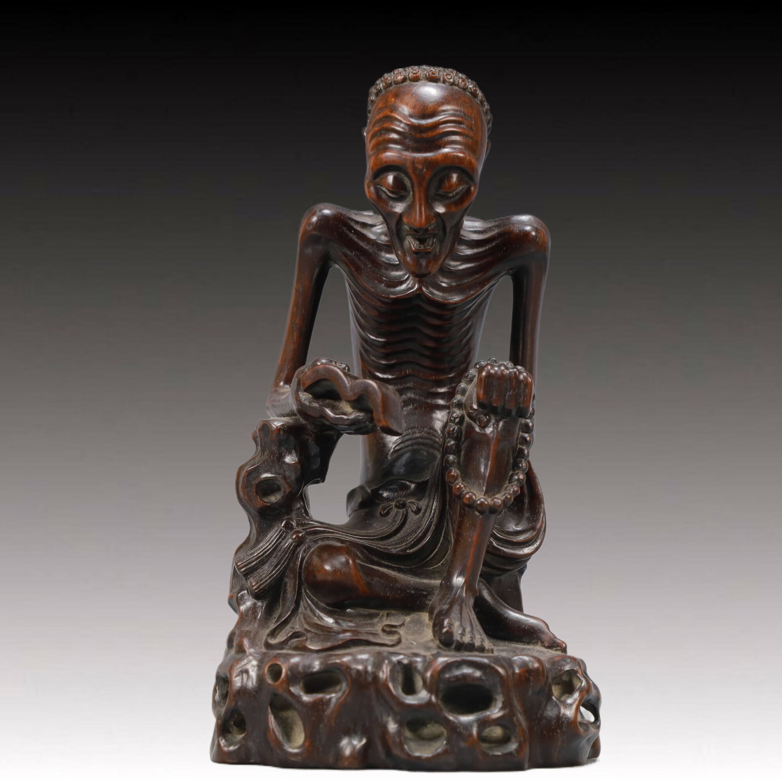A Rare Eaglewood Statue of Arhat: A Rare Eaglewood Statue of Arhat,Qing Dynasty,China,Size:3.9inx3.5inx7.1in,Weight:550g 沉香木罗汉像,中国清代