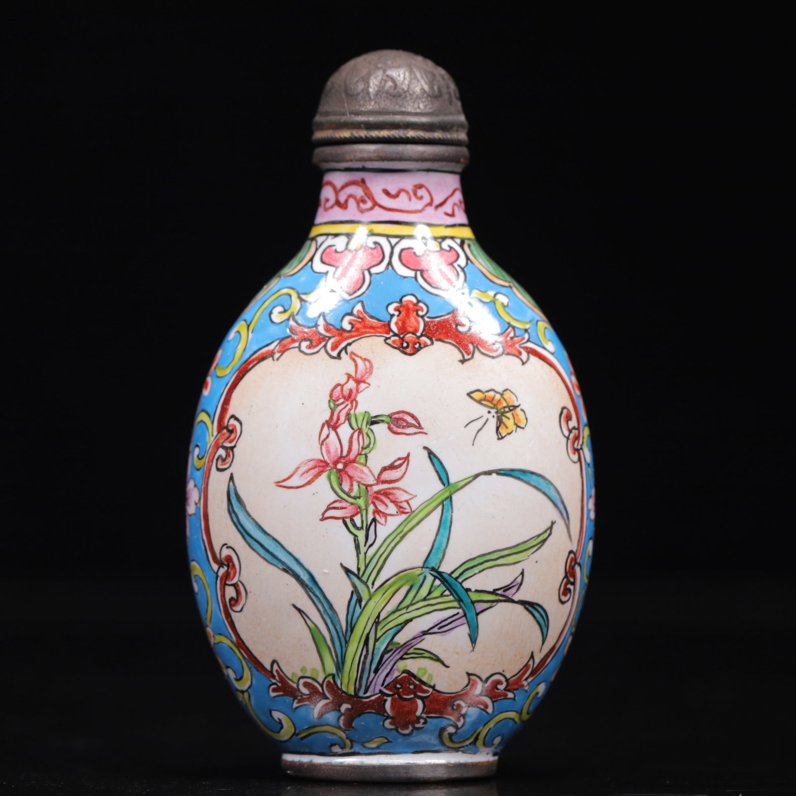 An Exquisite Painted Enamel Flower Pattern Snuff Bottle: An Exquisite Painted Enamel Flower Pattern Snuff Bottle,Qing Dynasty, China,Size:1.6inx0.8inx2.8in,Weight:61g 画珐琅花卉纹鼻烟壶,中国&