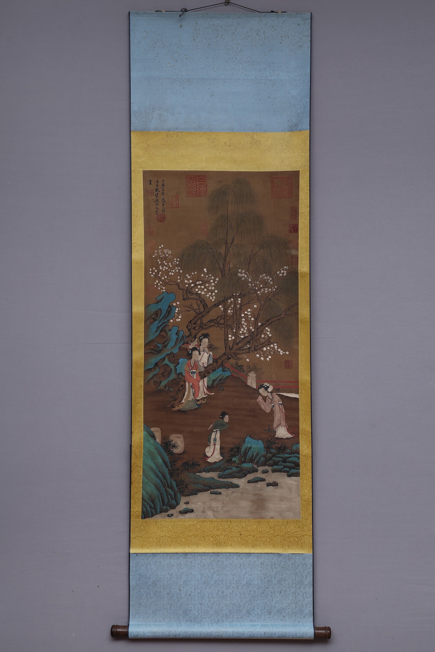 A Chinese Vertical Scroll Ink Painting of Woman on Silk,Wen Zhengming: A Chinese Vertical Scroll Ink Painting of Woman on Silk,Wen Zhengming,Size:(Without frame)41.5inx18.7in