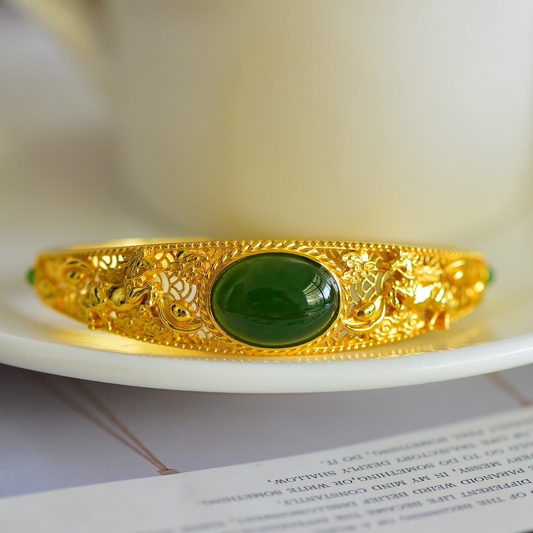 An Exquisite Sterling Silver-Gold Plated Inlaid Jasper Horse Pattern Bracelet: An Exquisite Sterling Silver-Gold Plated Inlaid Jasper Horse Pattern Bracelet,Size:13mmx18mm 纯银镀金镶碧玉马纹手镯