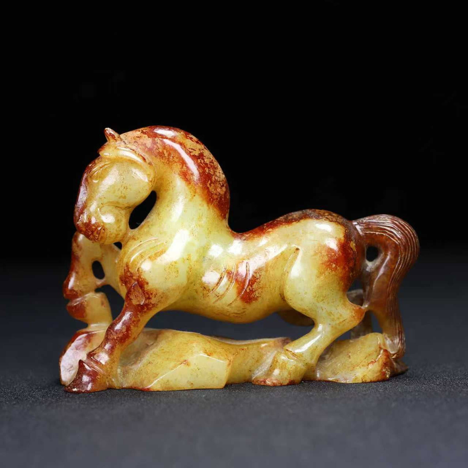 An Exquisite White Jade Horse Ornament: An Exquisite White Jade Horse Ornament,Qing Dynasty,China,Size:3.9inx1.2inx2.8in,Weight:207g 白玉马摆件,中国清代
