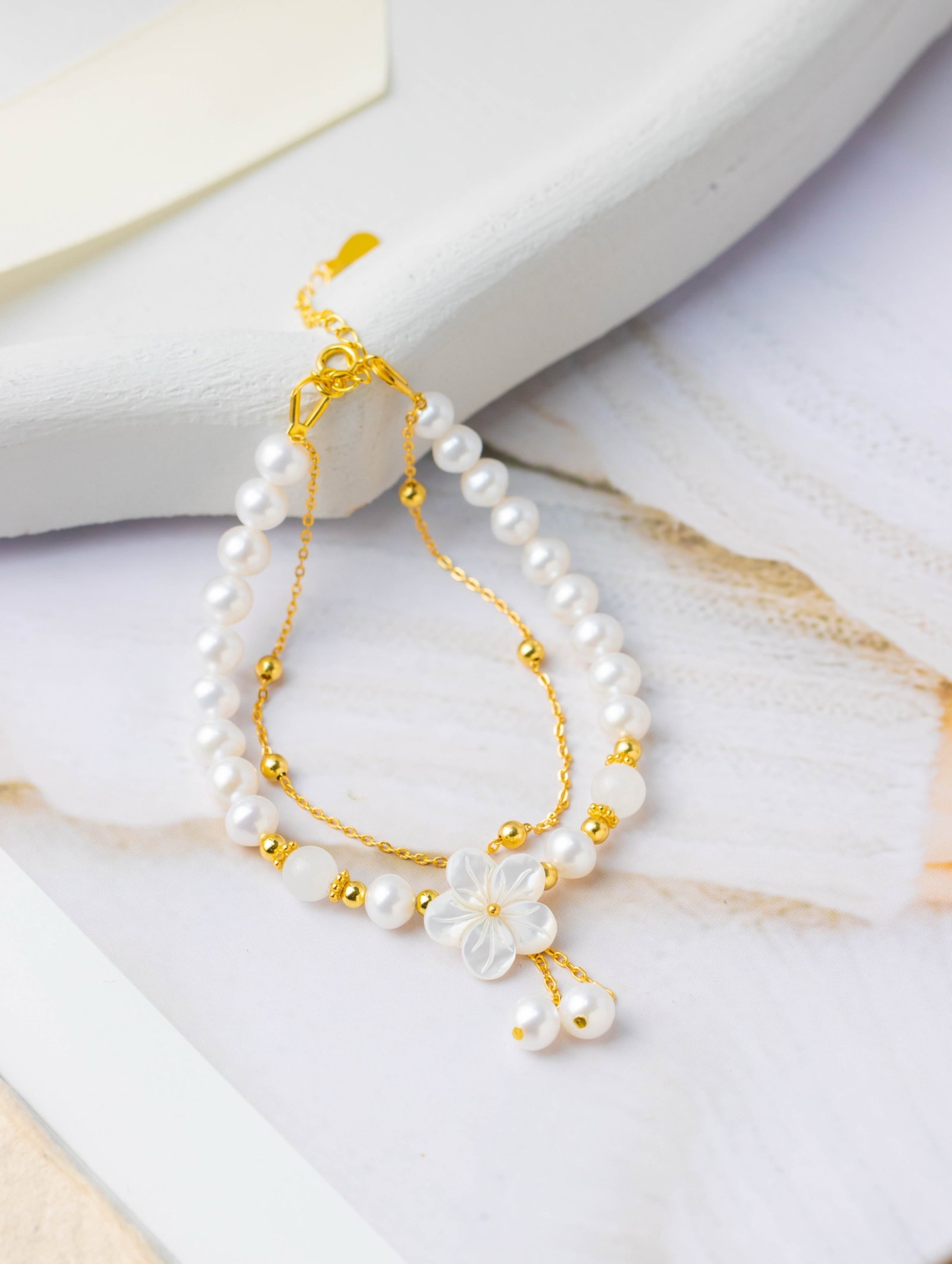 An Exquisite Sterling Silver-Gold Plated Inlaid Pearls Bracelets,Inlaid Shell: An Exquisite Sterling Silver-Gold Plated Inlaid Pearls Bracelets,Inlaid Shell 纯银镀金镶珍珠手链,嵌贝壳