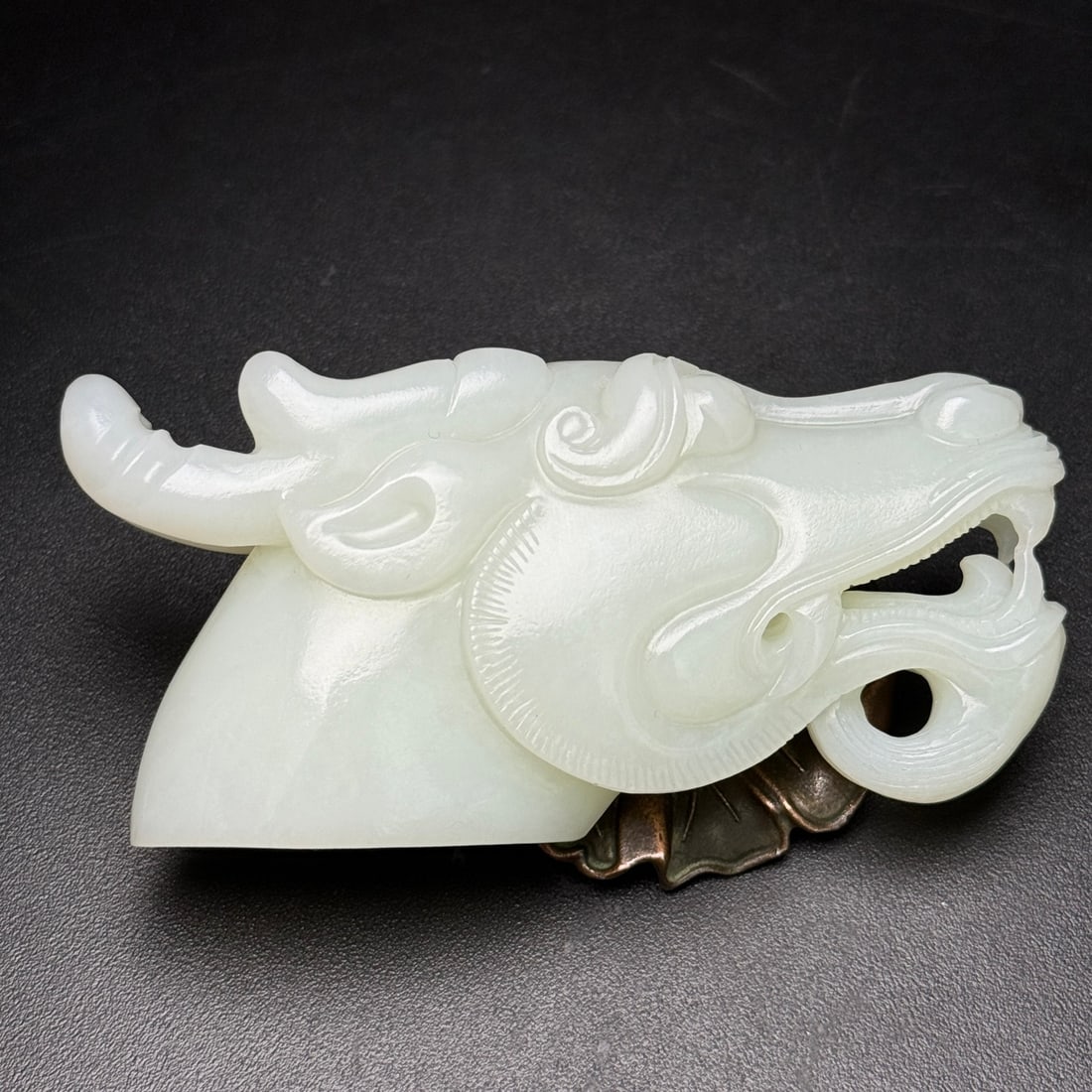 An Exquisite White Jade Dragon-head Hand Piece: An Exquisite White Jade Dragon-head Hand Piece,Qing Dynasty,China,Size:95mmx47mmx26mm,Weight:157g 白玉龙首手把件,中国清代