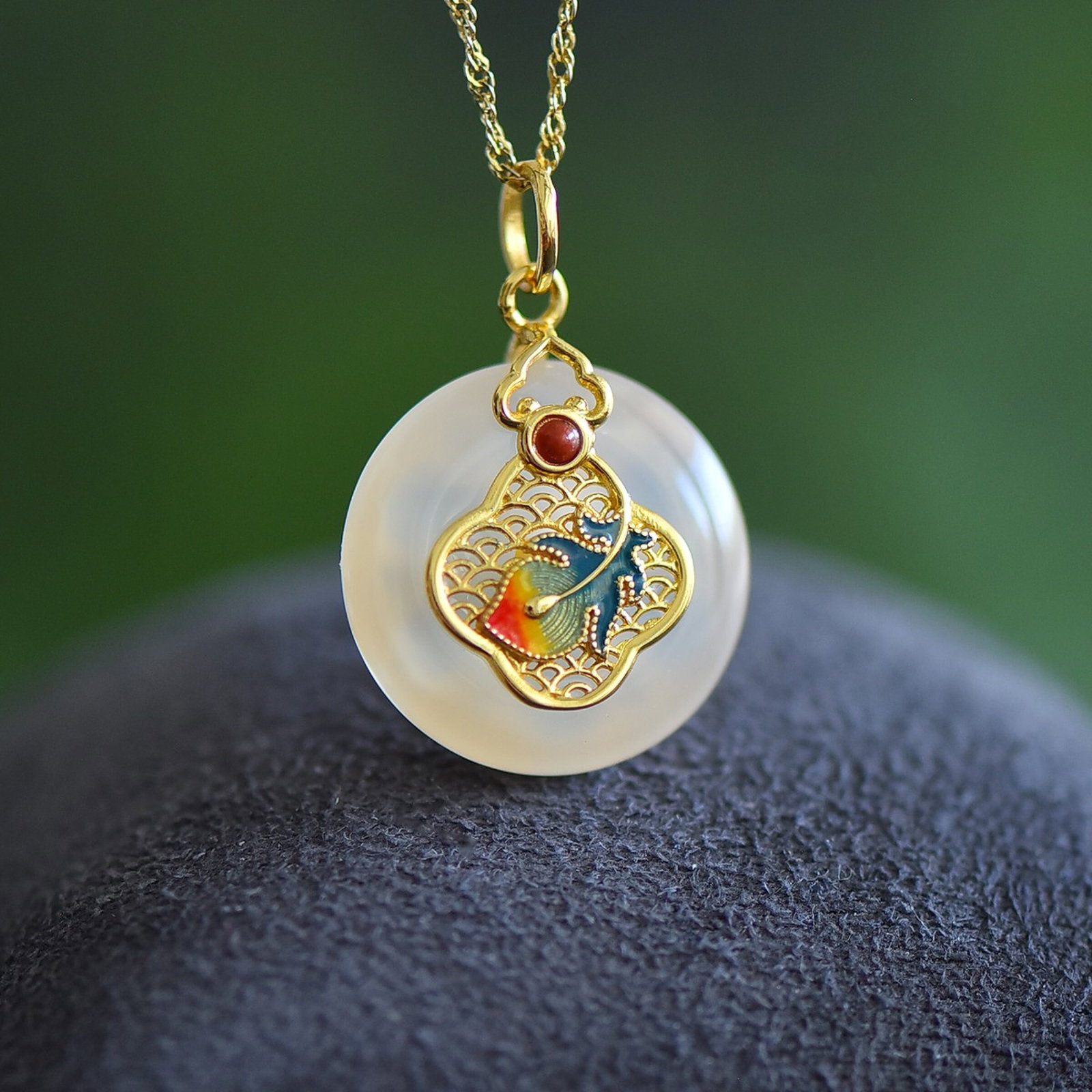 An Exquisite Sterling Silver-Gold Plated Inlaid White Agate Necklace: An Exquisite Sterling Silver-Gold Plated Inlaid White Agate Necklace,Size:20mmx20mm 纯银镀金镶白玛瑙项链