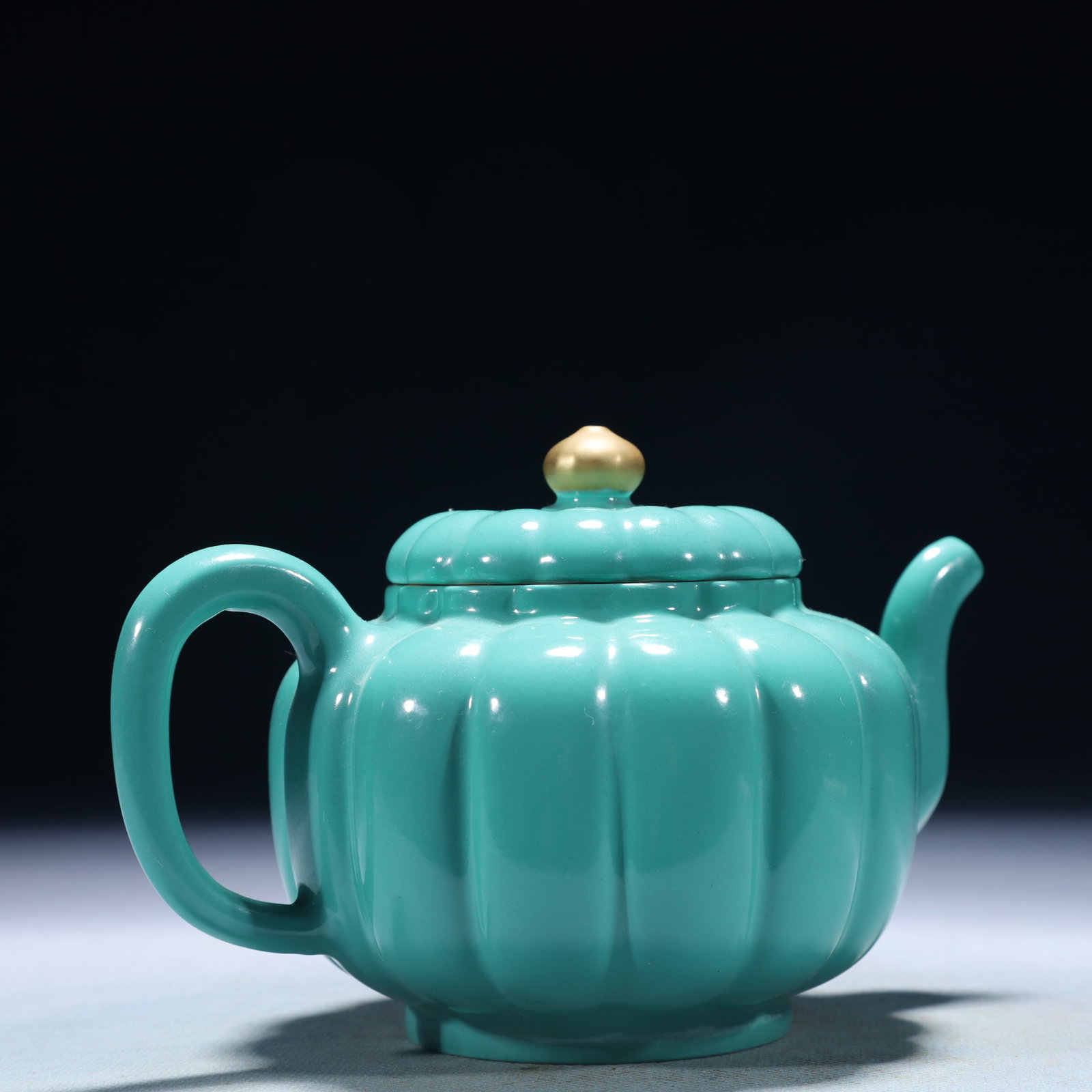 An Exquisite Turquoise Glazed Teapot - 2