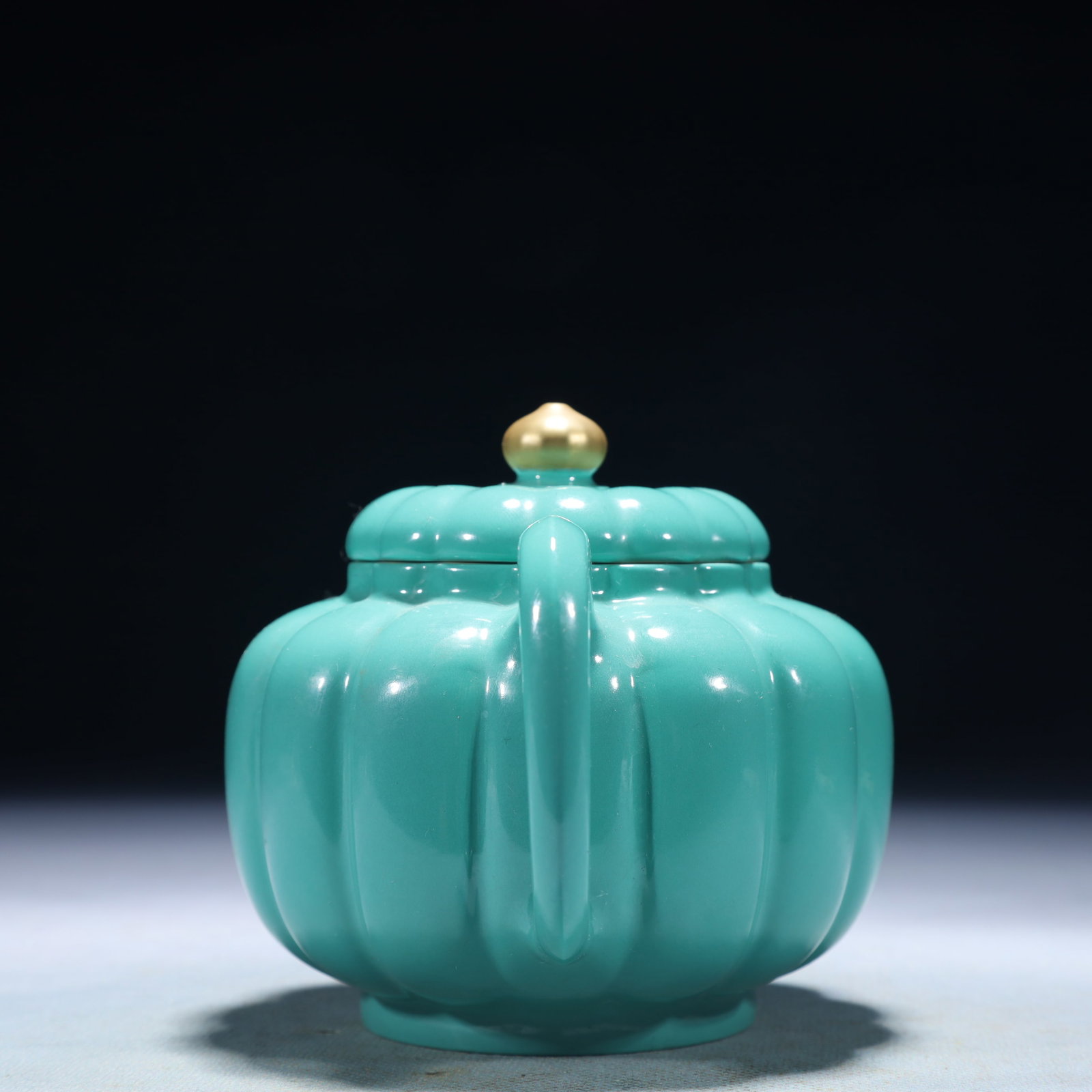 An Exquisite Turquoise Glazed Teapot - 3