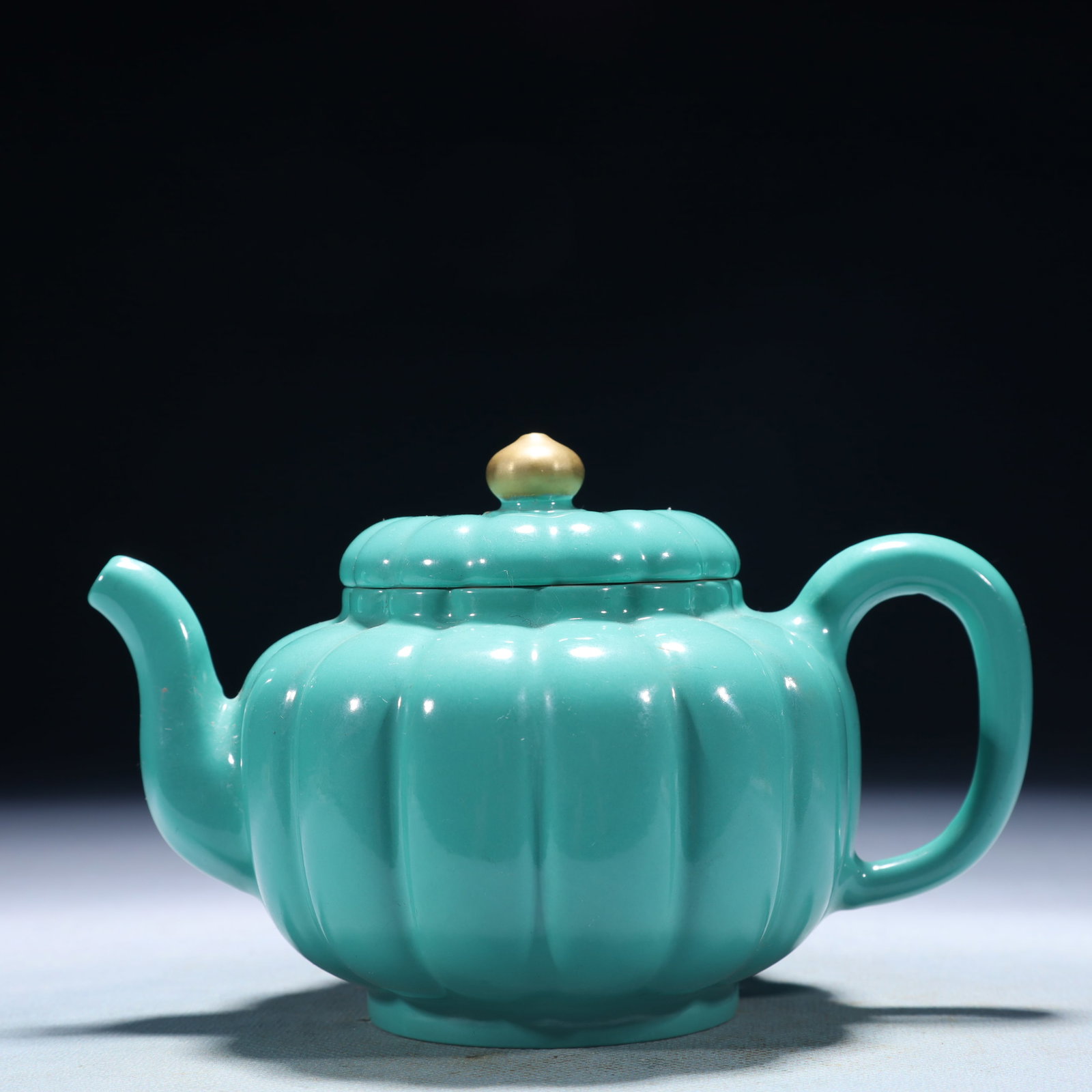 An Exquisite Turquoise Glazed Teapot - 5