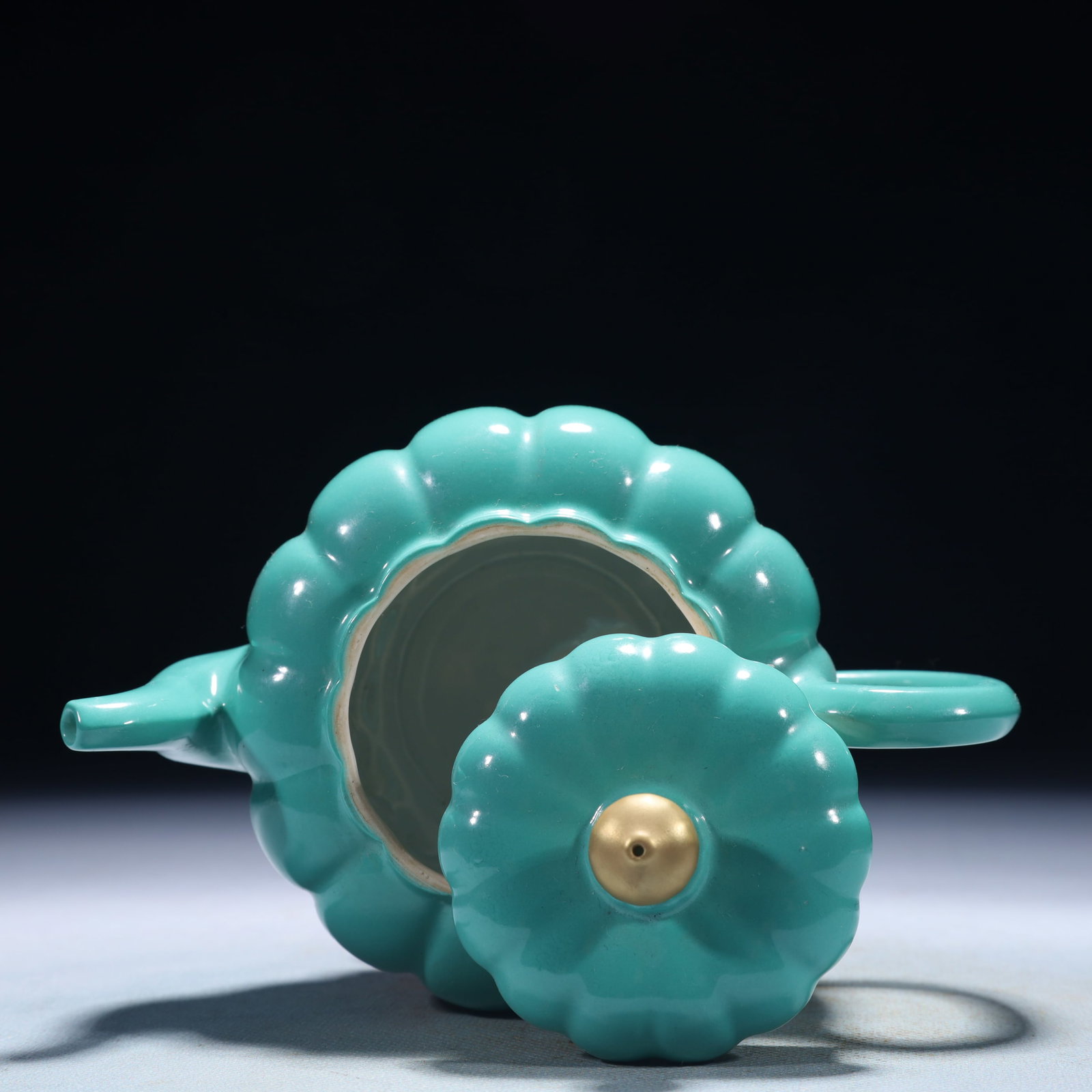 An Exquisite Turquoise Glazed Teapot - 8