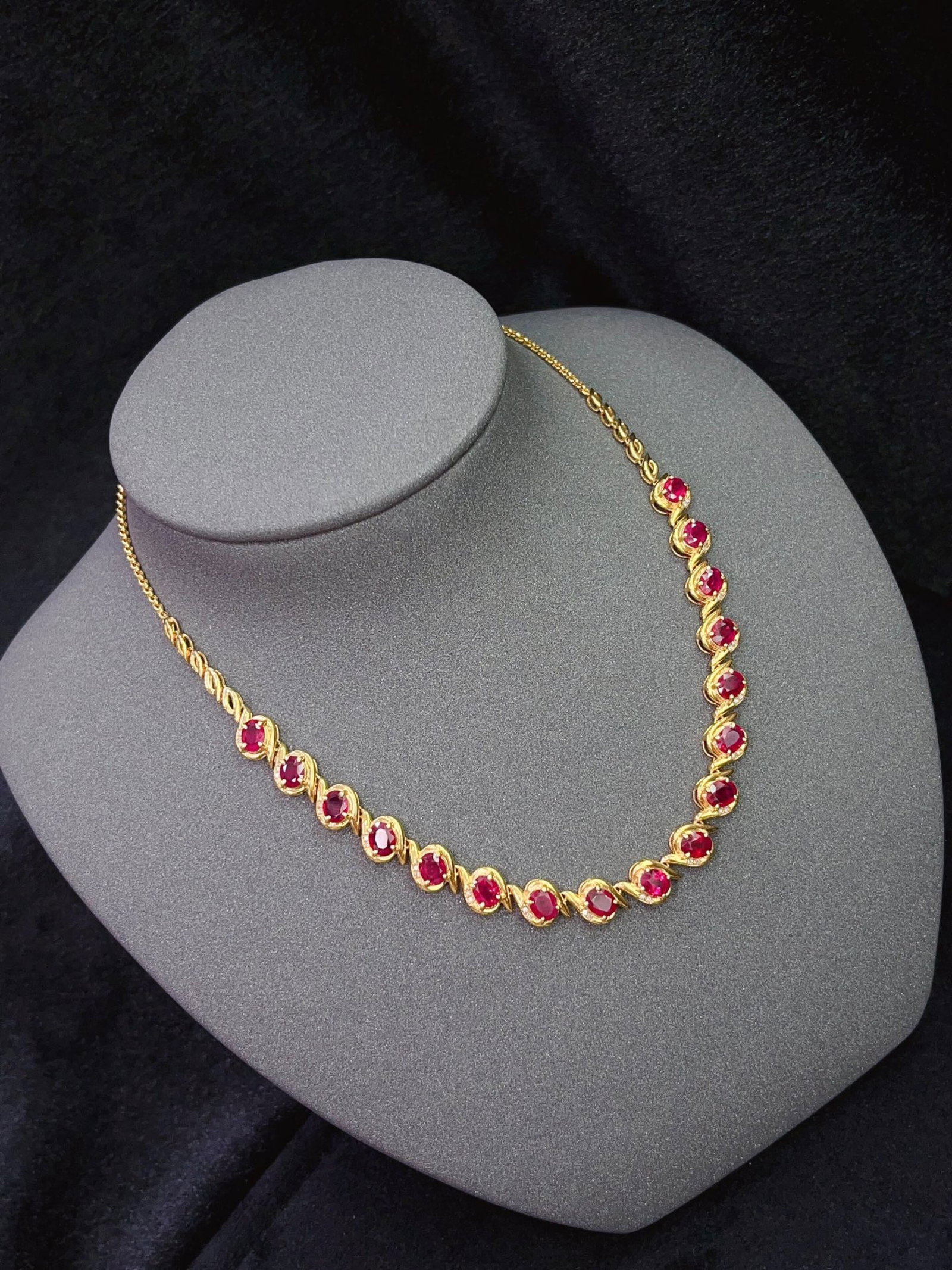 A Exquisite 18k Gold Inlaid 7.05ct Natural Ruby Necklace,Inlaid Diamond: A Exquisite 18k Gold Inlaid 7.05ct Natural Ruby Necklace,Inlaid Diamond,Total Weight:7.13g 18k金镶 7.05ct 天然红宝石项链,嵌钻石