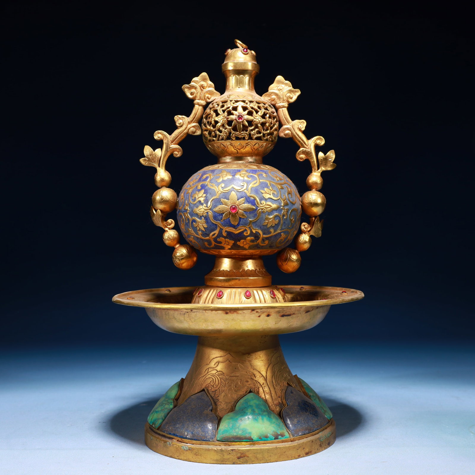 An Exquisite Agate Cover with Gold Gourd-Shaped Pot,Inlaid Gems,with Base: An Exquisite Agate Cover with Gold Gourd-Shaped Pot,Inlaid Gems,with Base,Qing Dynasty,China,Size:7.5inx13inx7.5in,Weight:2050g 玛瑙包金葫芦形壶,嵌