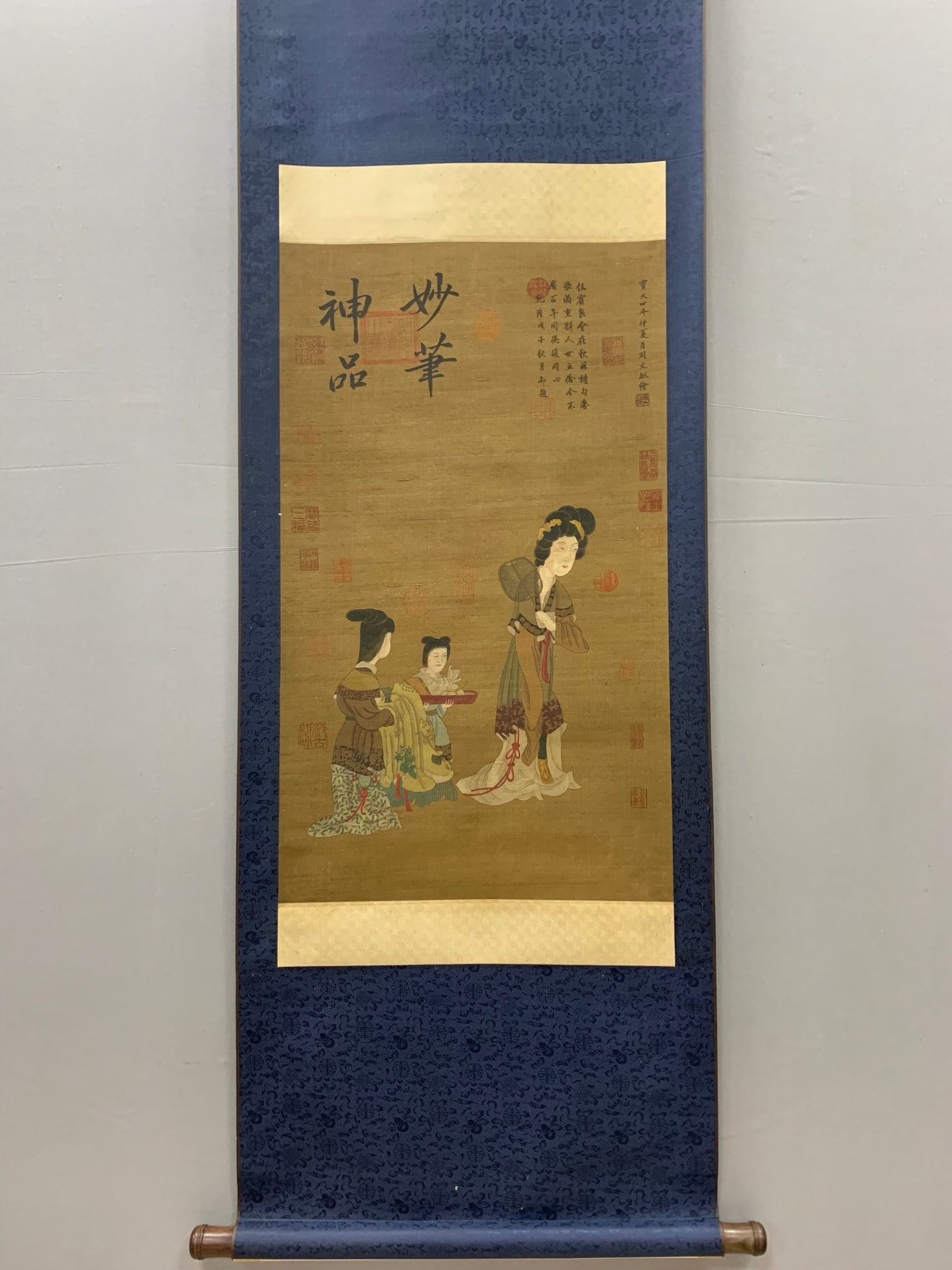 A Chinese Vertical Scroll Ink Painting of Figure on Silk,Zhou Wenju: A Chinese Vertical Scroll Ink Painting of Figure on Silk,Zhou Wenju,Size:(Without frame)31.9inx18.9in 一幅中国水墨绢本人物画立&#