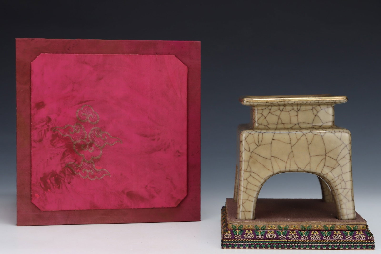 An Exquisite Ge yao Yellow Glazed Cover with Gold four legs Censer,with an Imperial Poem by Emperor: An Exquisite Ge yao Yellow Glazed Cover with Gold four legs Censer,with an Imperial Poem by Emperor Qianlong,Song Dynasty,China,Size:5.6inx5.5in 哥窑黄釉金口四
