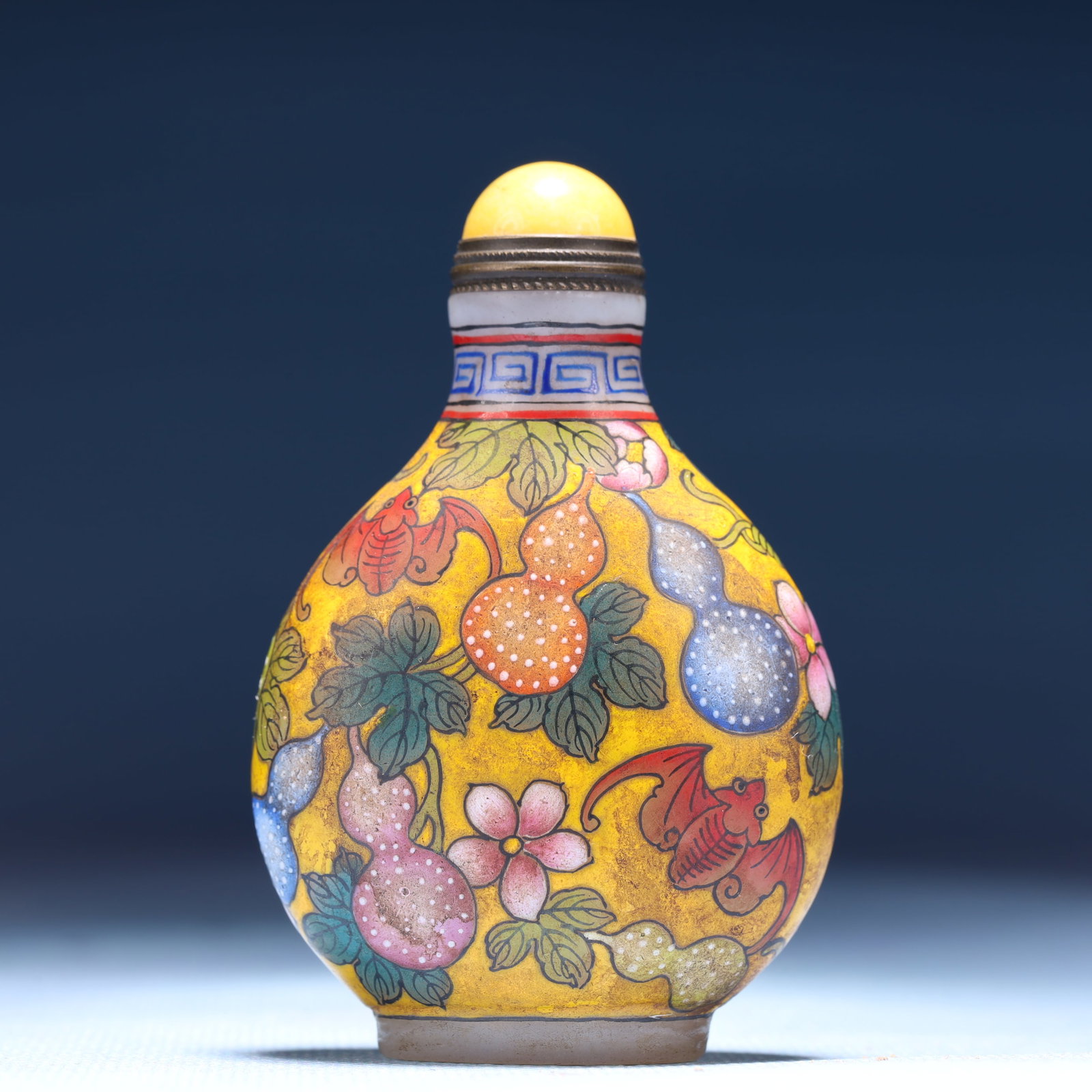 An Exquisite Glass Gourd Pattern Snuff Bottle: An Exquisite Glass Gourd Pattern Snuff Bottle,Qing Dynasty,China,Qianlong Four-character Mark,Size:2inx0.8inx2.8in,Weight:74g