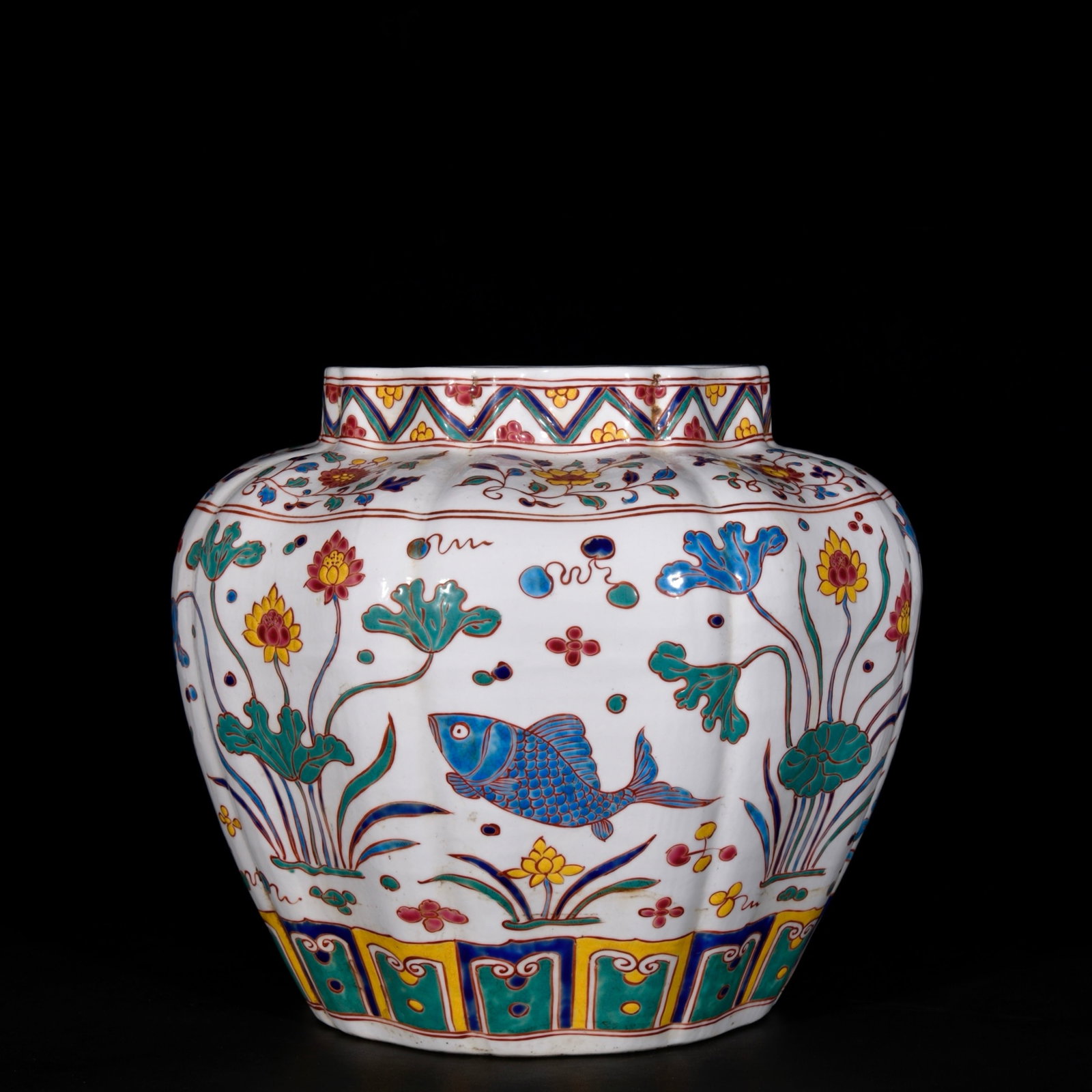 A Rare Wucai Hornwort Pattern Jar - 5