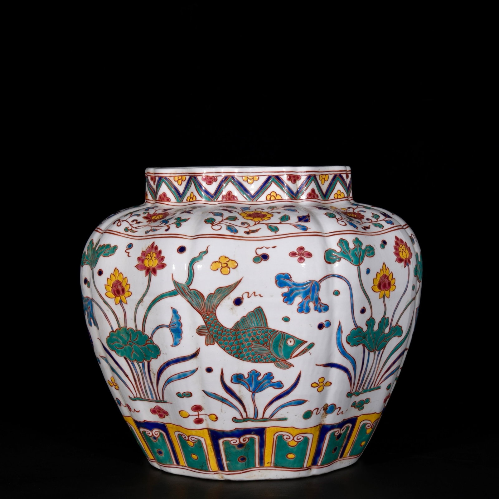 A Rare Wucai Hornwort Pattern Jar - 7