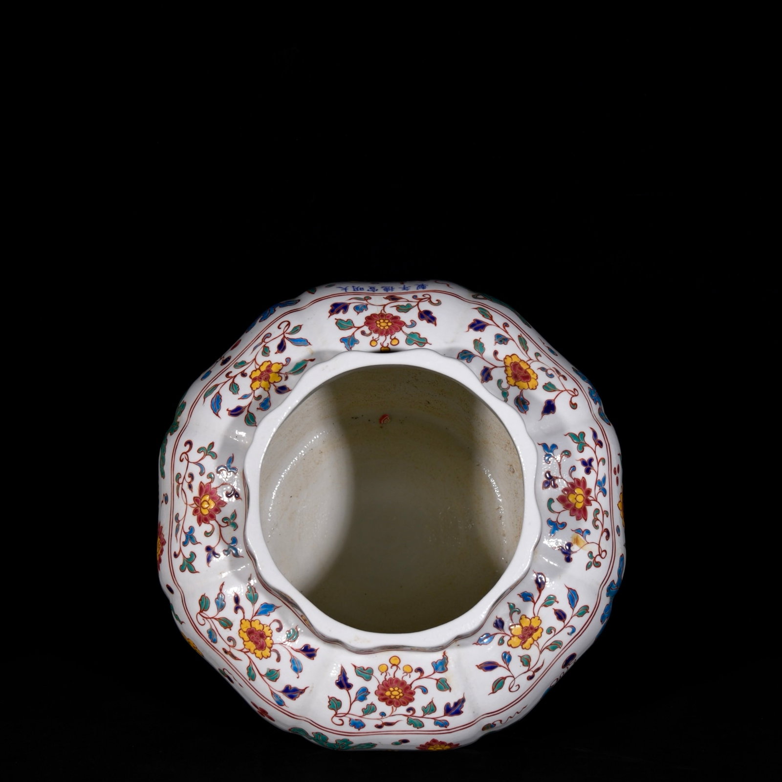 A Rare Wucai Hornwort Pattern Jar - 8