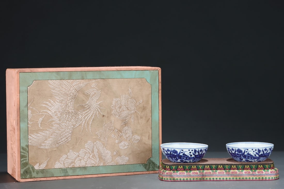 A Pair of Exquisite Blue and White Hornwort Pattern Cups: A Pair of Exquisite Blue and White Hornwort Pattern Cups,Ming Dynasty,China,Xuande Four-character Mark,Size:1.4inx3.8in 一对青花鱼藻纹杯,中国