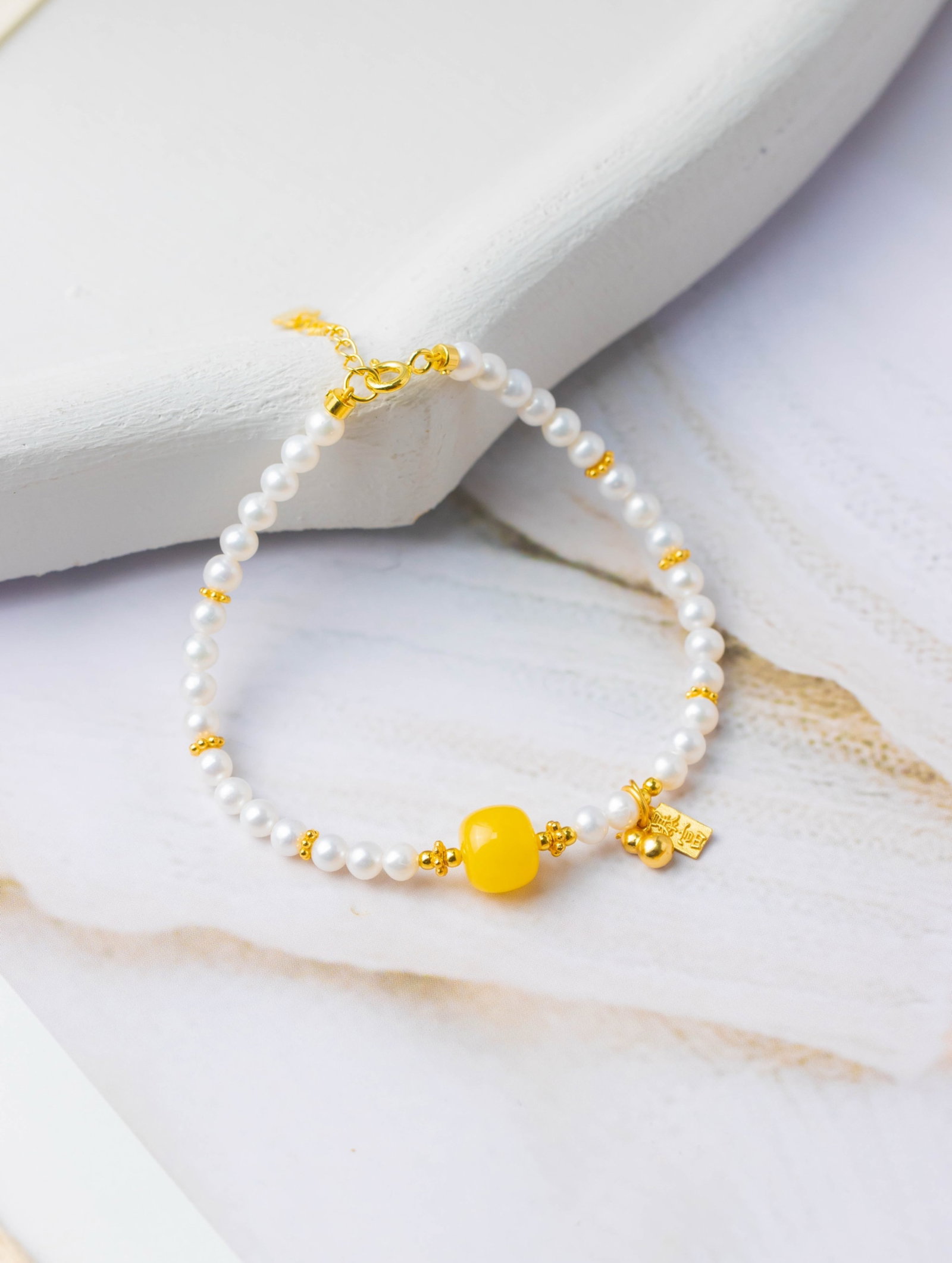 An Exquisite Sterling Silver-Gold Plated Inlaid Pearls Bracelets,Inlaid Beeswax: An Exquisite Sterling Silver-Gold Plated Inlaid Pearls Bracelets,Inlaid Beeswax 纯银镀金镶珍珠手链,嵌蜜蜡