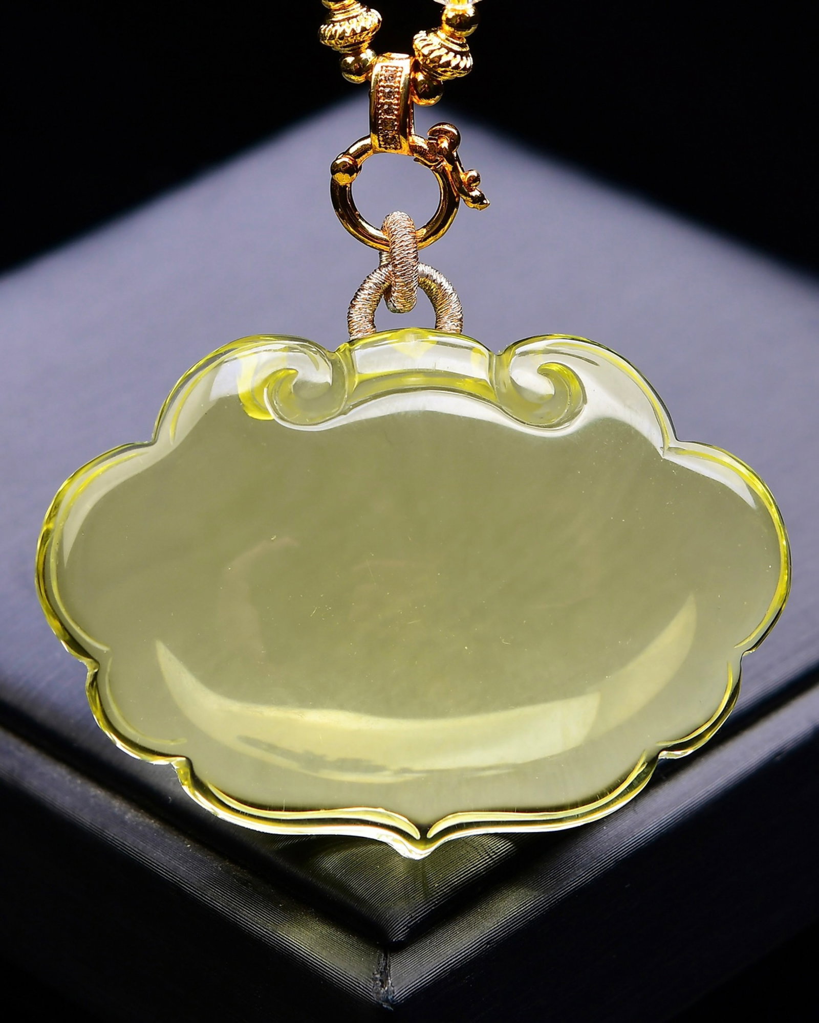 An Exquisite Crystal Pendant: An Exquisite Crystal Pendant,Size:54mmx38mmx17mm,Weight:83g 水晶吊坠