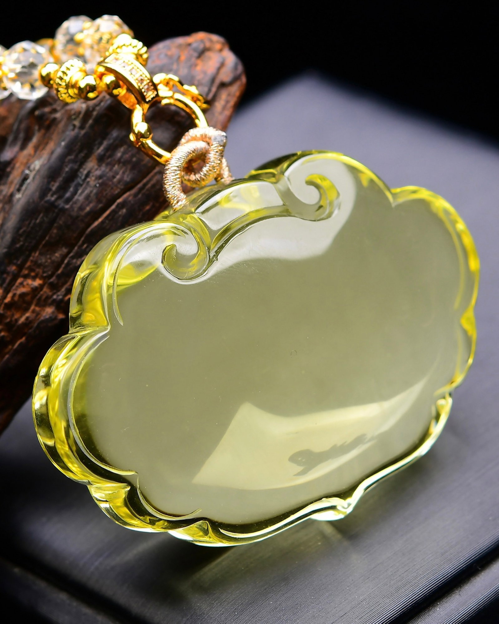 An Exquisite Crystal Pendant - 2
