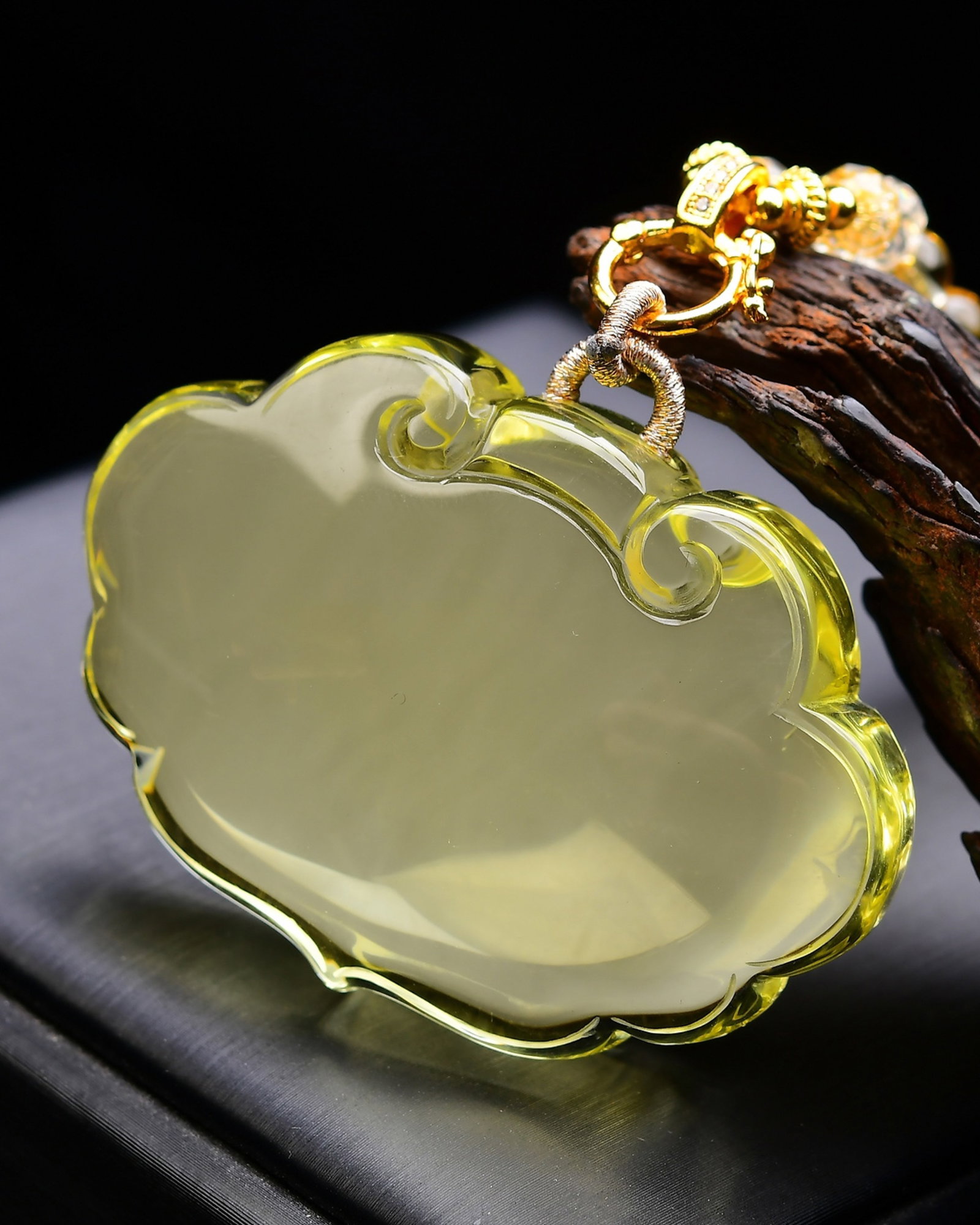An Exquisite Crystal Pendant - 3