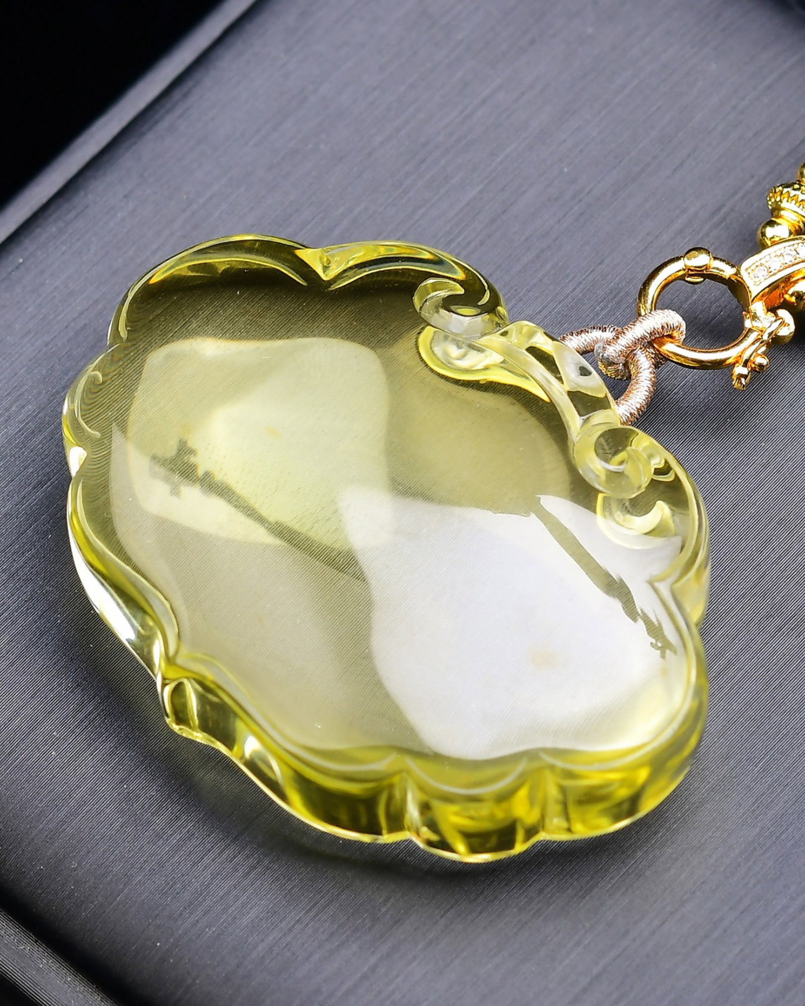 An Exquisite Crystal Pendant - 4