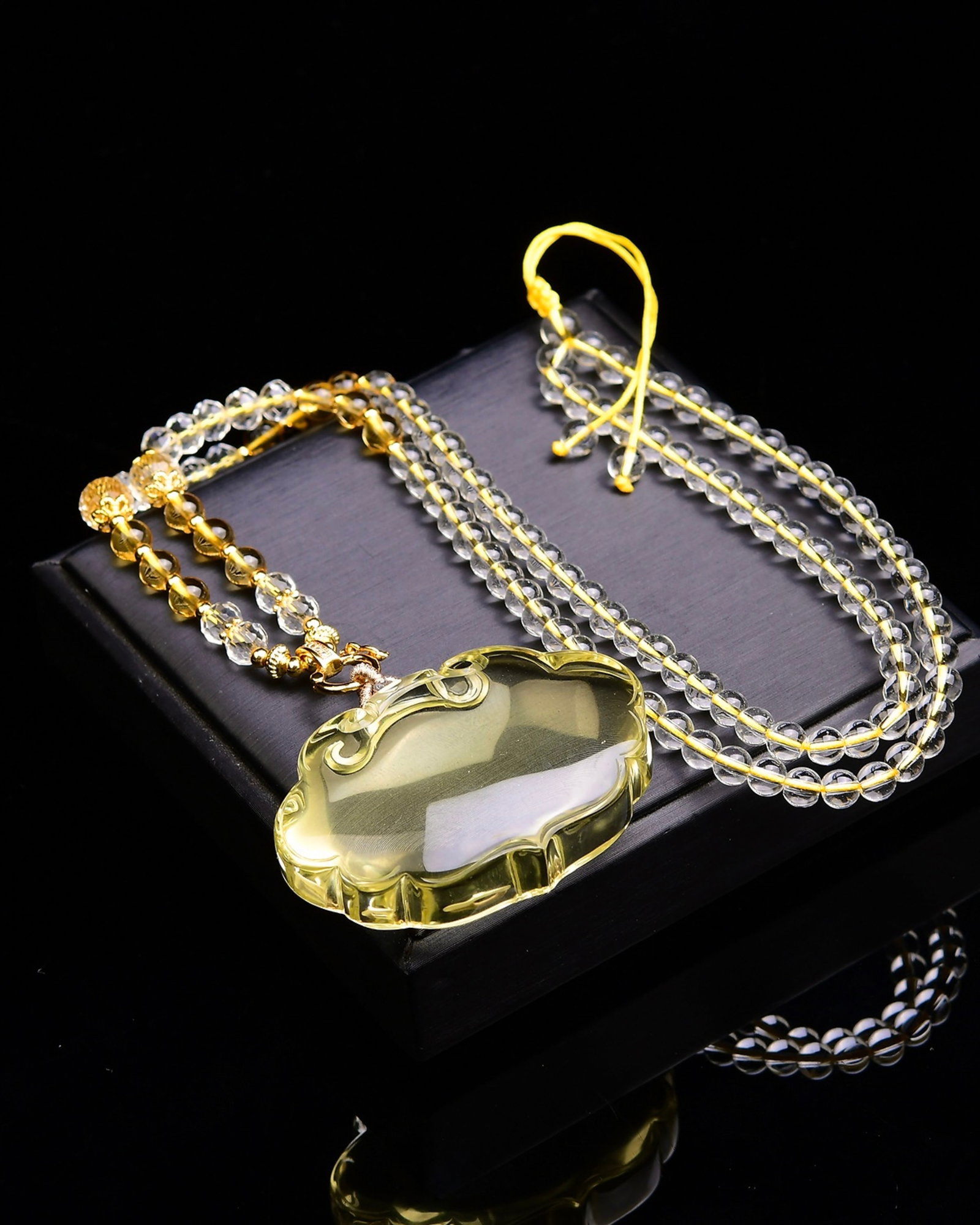 An Exquisite Crystal Pendant - 5