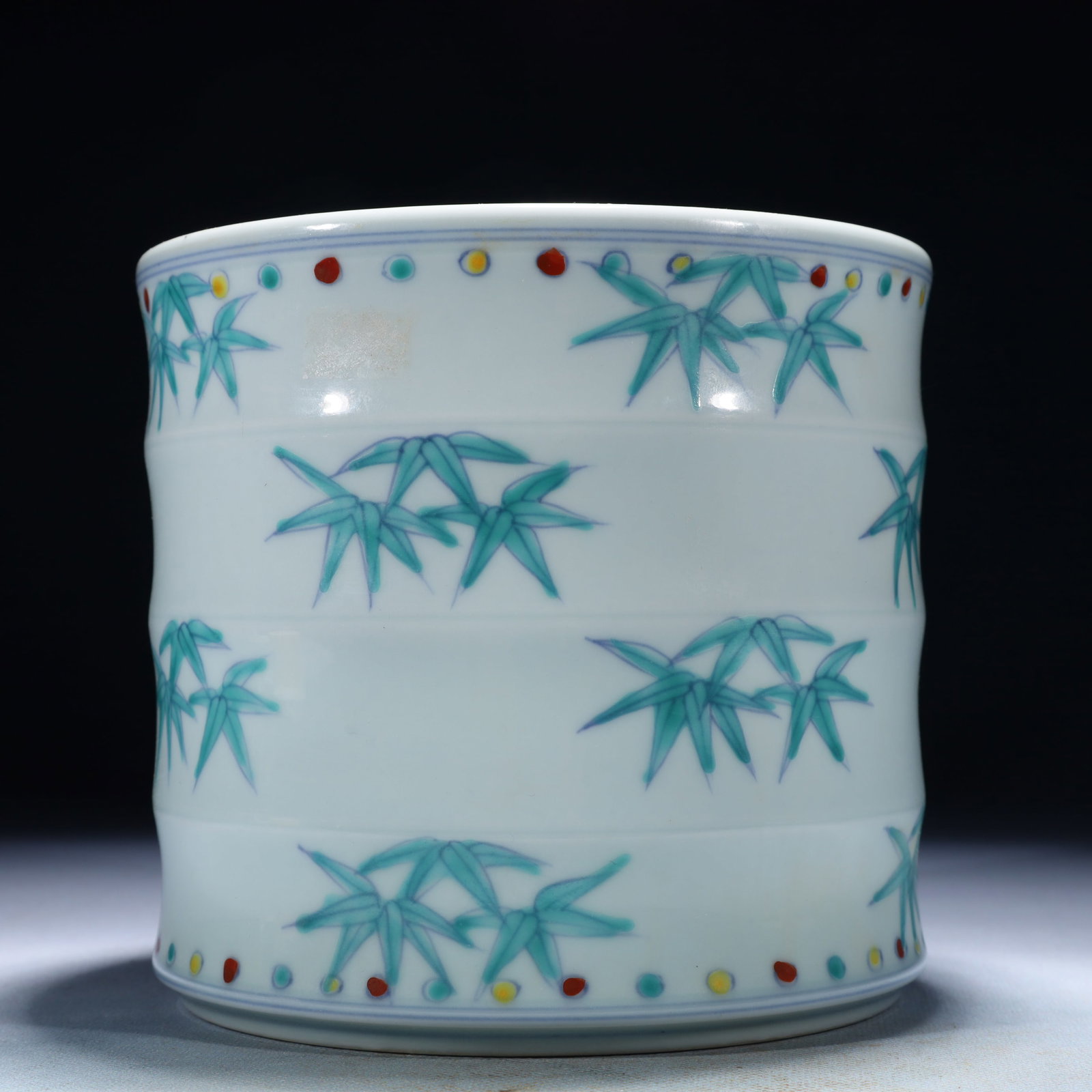 An Exquisite Doucai Bamboo Pattern Vat: An Exquisite Doucai Bamboo Pattern Vat,Ming Dynasty,China,Chenghua Six-character Mark,Size:6.3inx5.9in,Weight:1300g 斗彩竹纹缸,中国明代,成&#