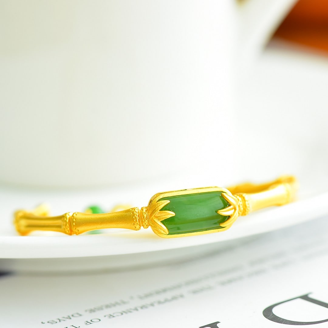 An Exquisite Sterling Silver-Gold Plated Inlaid Jasper Bracelet: An Exquisite Sterling Silver-Gold Plated Inlaid Jasper Bracelet,Size:16mmx8mm 纯银镀金镶碧玉手镯