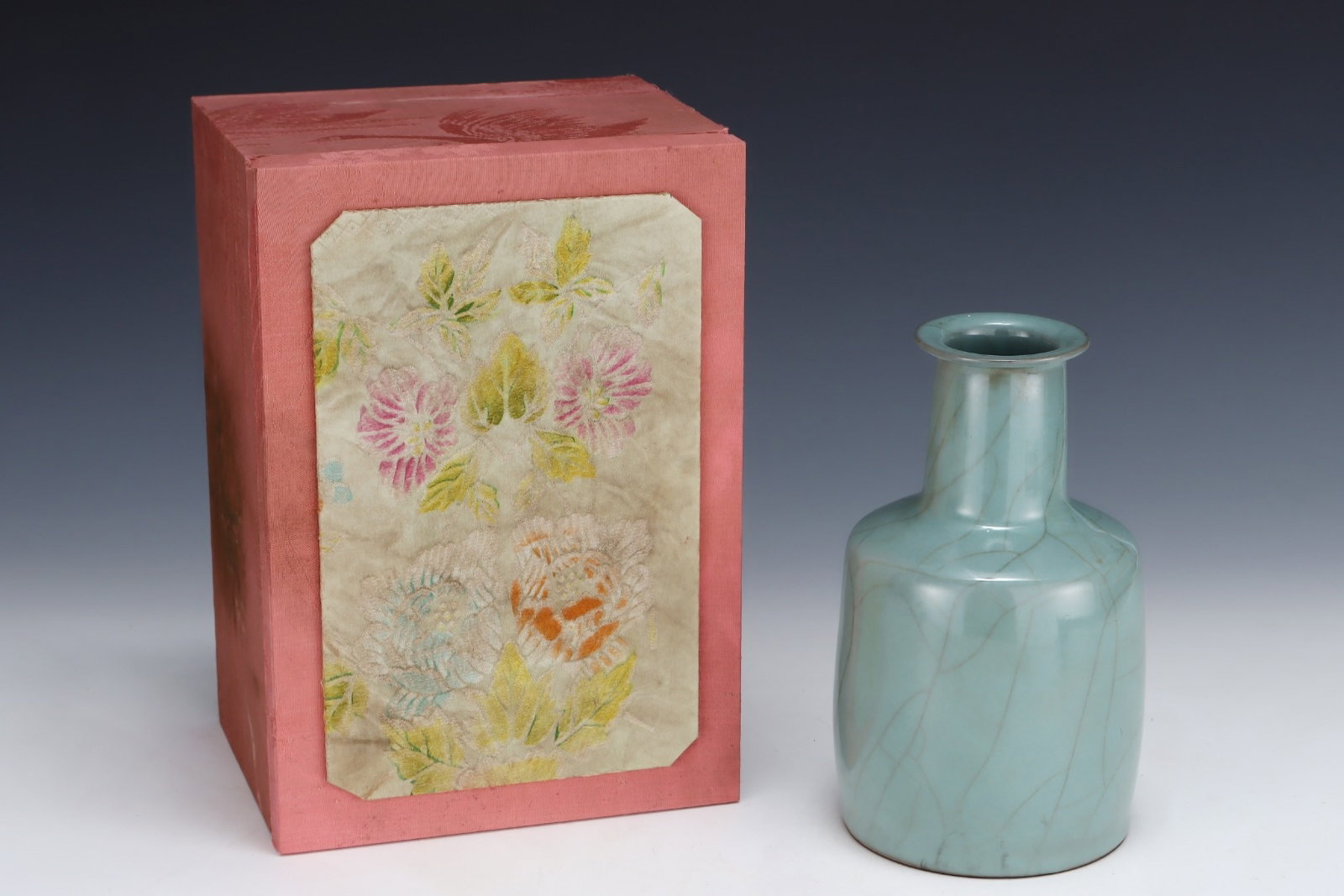 An Exquisite Guan yao Celadon Glazed Vase,with an Imperial Poem by Emperor Qianlong: An Exquisite Guan yao Celadon Glazed Vase,with an Imperial Poem by Emperor Qianlong,Song Dynasty,China,Size:8.5inx5.1in 官窑青釉瓶,带乾隆御题