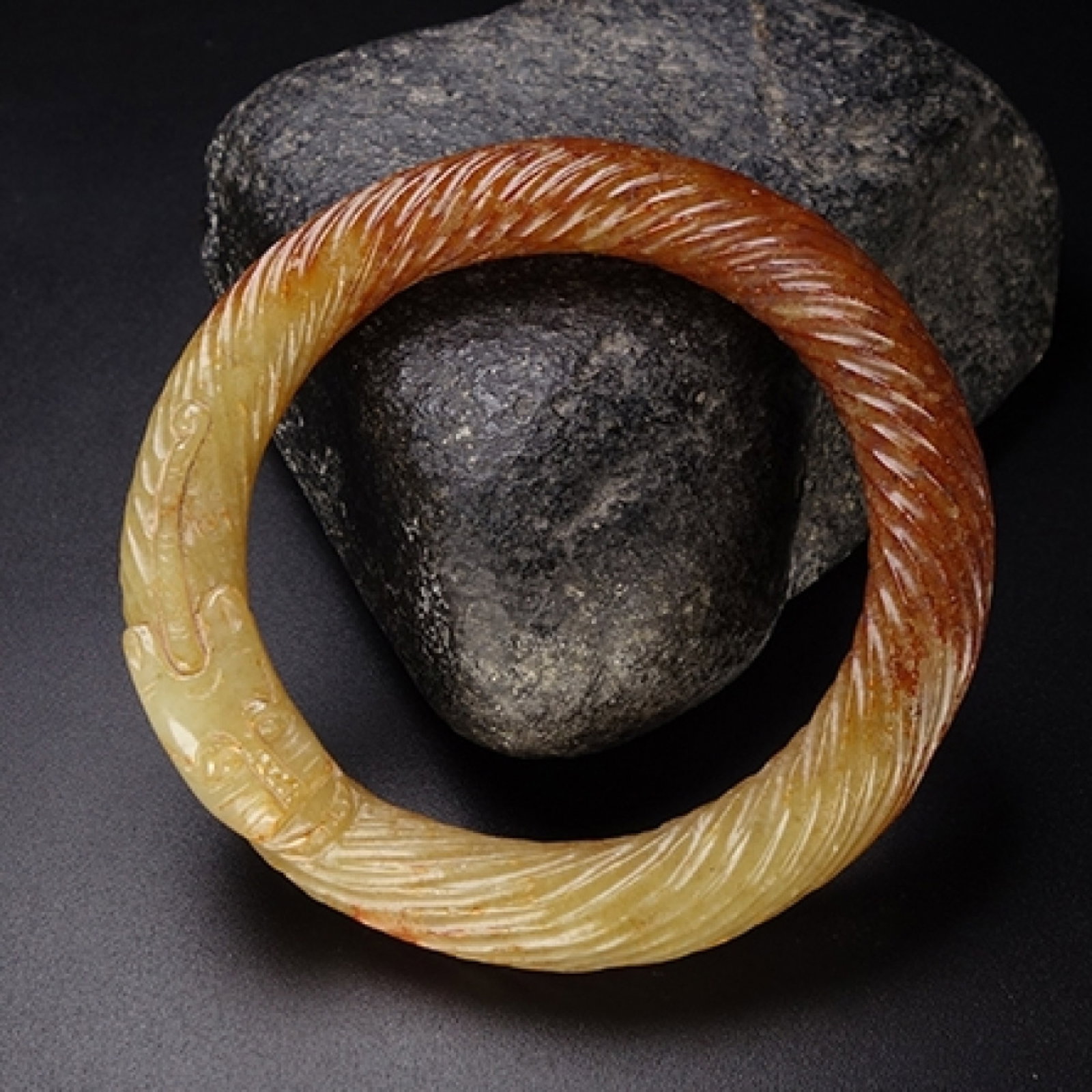 An Exquisite White Jade Dragon-head Bracelets: An Exquisite White Jade Dragon-head Bracelets,Qing Dynasty,China,Size:2.3inx0.5in,Weight:58.1g 白玉龙首手镯,中国清代