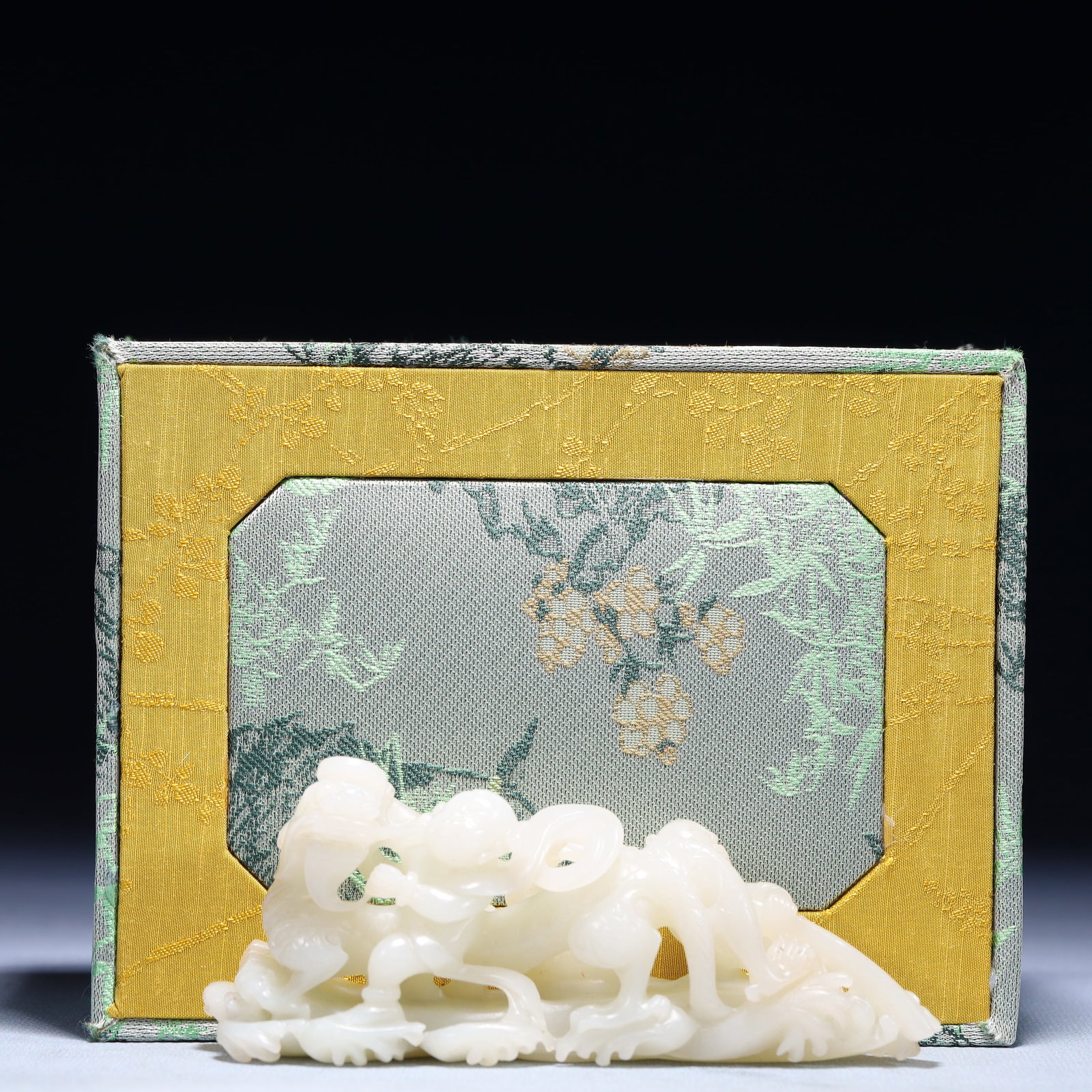 An Exquisite White Jade Figure Ornament: An Exquisite White Jade Figure Ornament,Qing Dynasty,China,Size:4.9inx1.4inx2in,Weight:189.2g 白玉人物摆件,中国清代