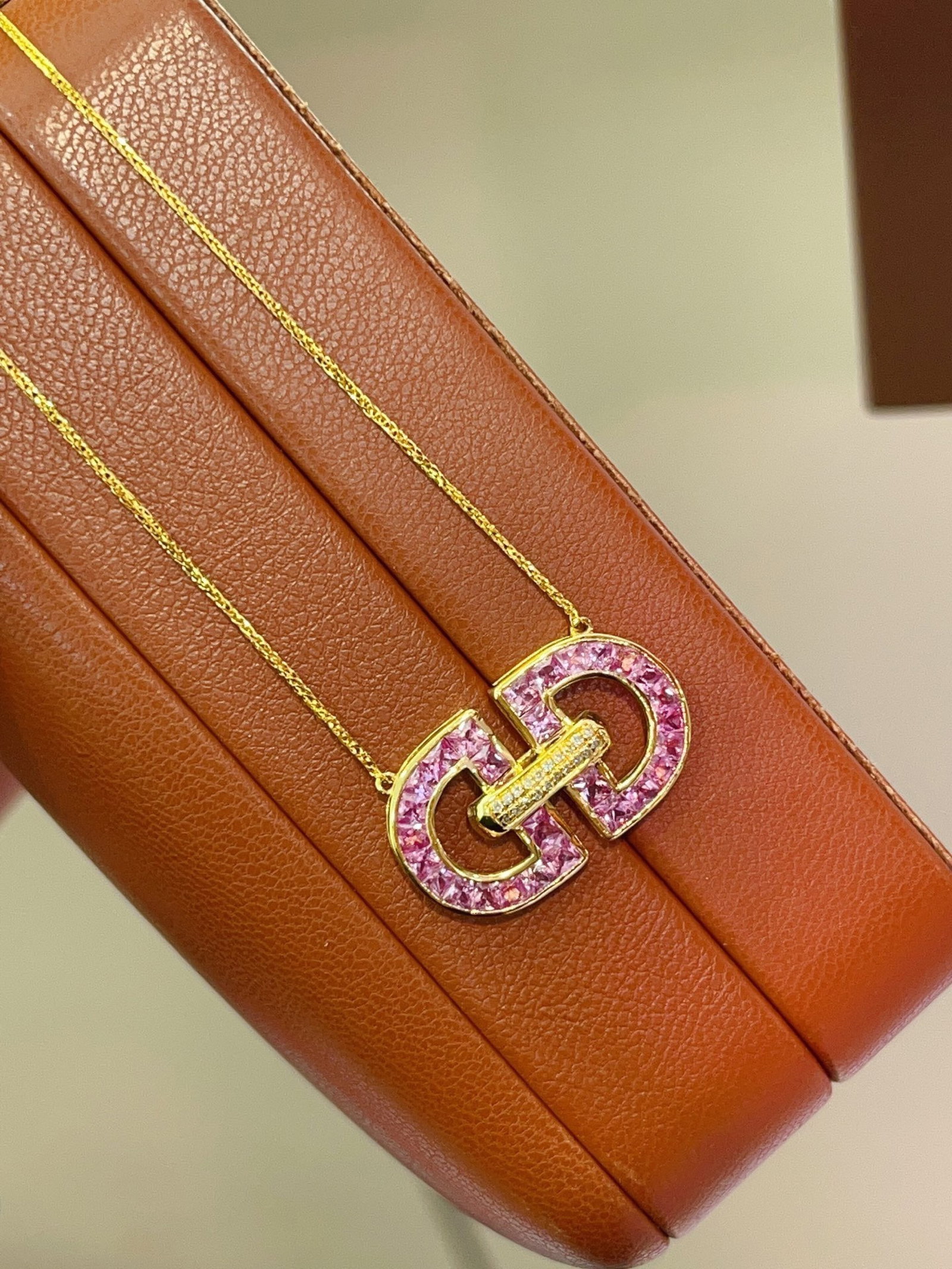 A Exquisite 18k Gold Inlaid 2.95ct Natural Ruby Pendant,Inlaid Diamond: A Exquisite 18k Gold Inlaid 2.95ct Natural Ruby Pendant,Inlaid Diamond,Total Weight:3.30g 18k金镶 2.95ct 天然红宝石吊坠,嵌钻石