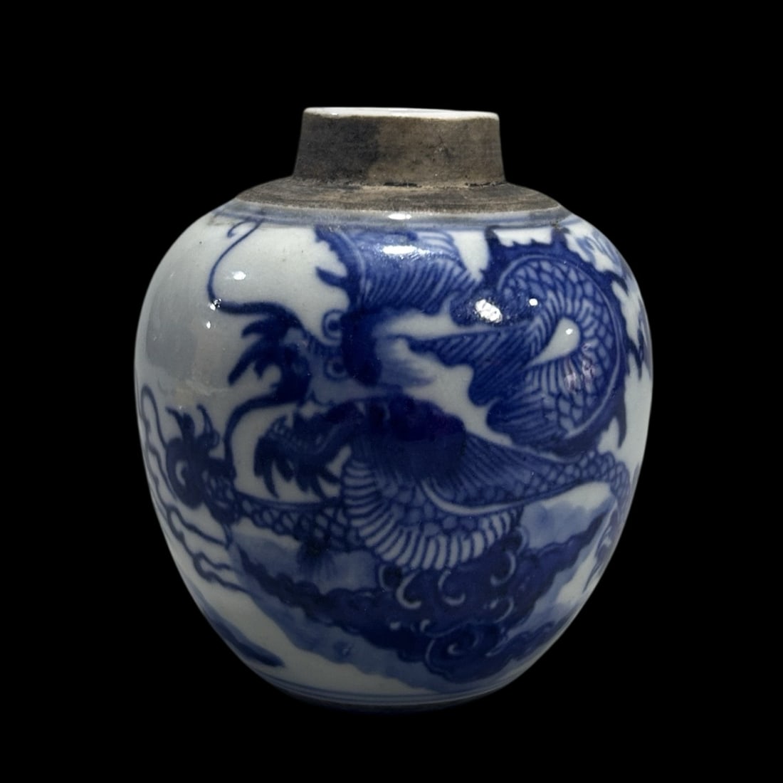 An Exquisite Blue and White Auspicious Cloud and Dragon Pattern Jar: An Exquisite Blue and White Auspicious Cloud and Dragon Pattern Jar,Qing Dynasty,China,Size:3inx2.2in