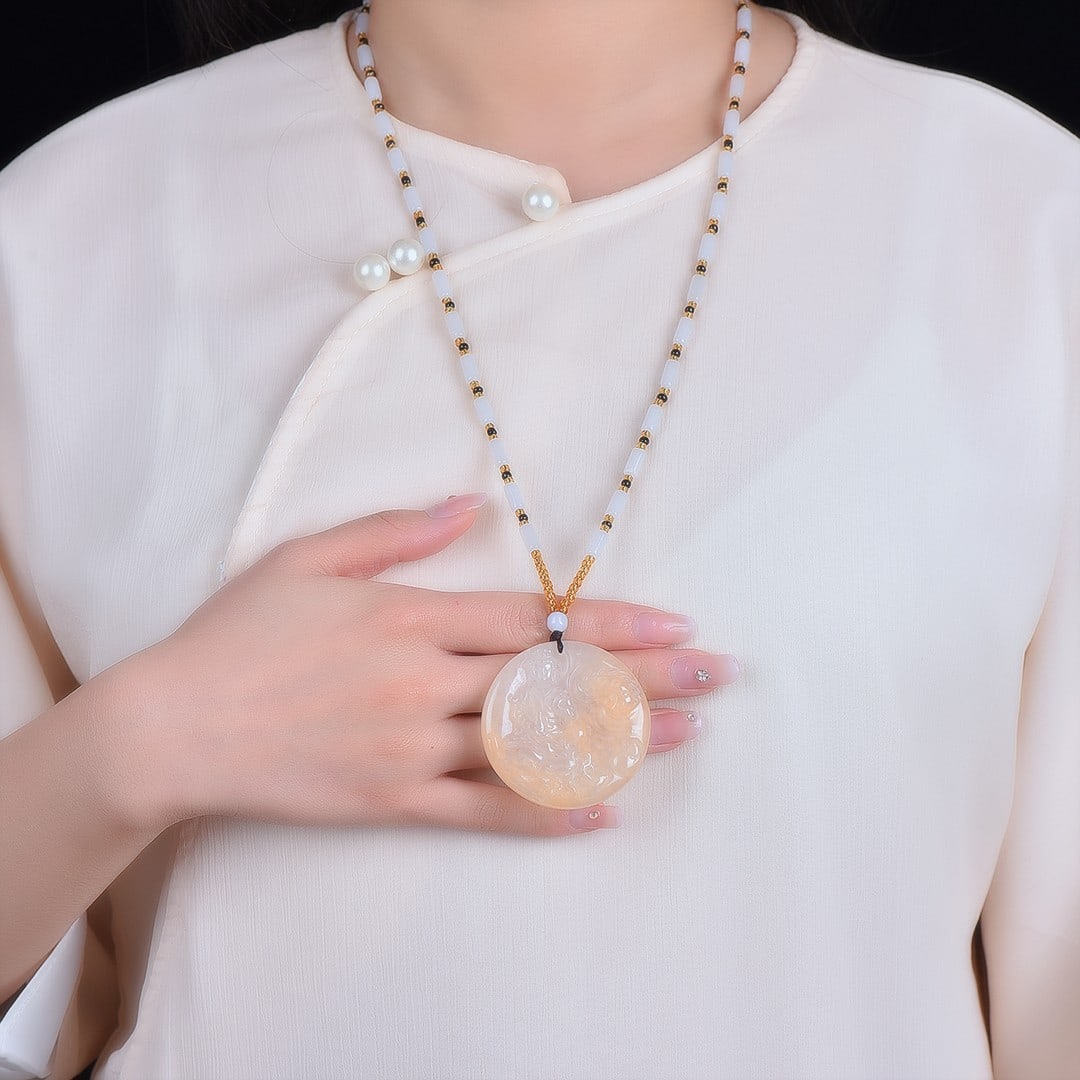 An Exquisite Jadeite Statue of Avalokitesvara Pendant: An Exquisite Jadeite Statue of Avalokitesvara Pendant,Size:50mmx50mm 翡翠观音挂件