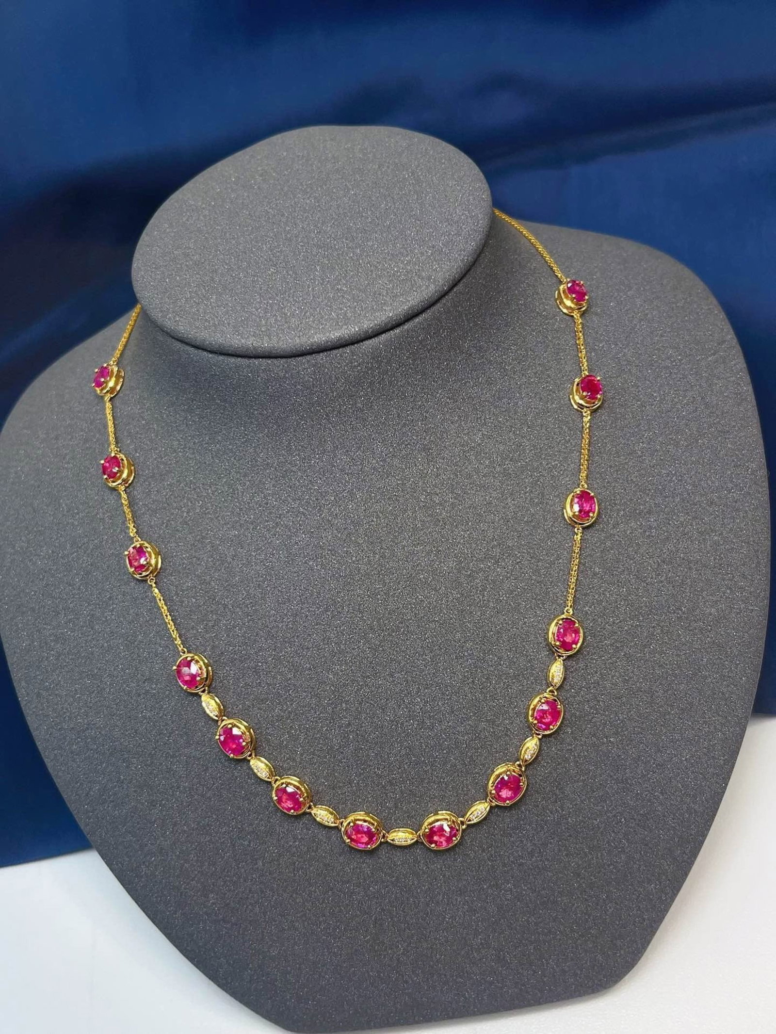 A Exquisite 18k Gold Inlaid 4.70ct Natural Ruby Necklace,Inlaid Diamond: A Exquisite 18k Gold Inlaid 4.70ct Natural Ruby Necklace,Inlaid Diamond,Total Weight:6.83g 18k金镶 4.70ct 天然红宝石项链,嵌钻石