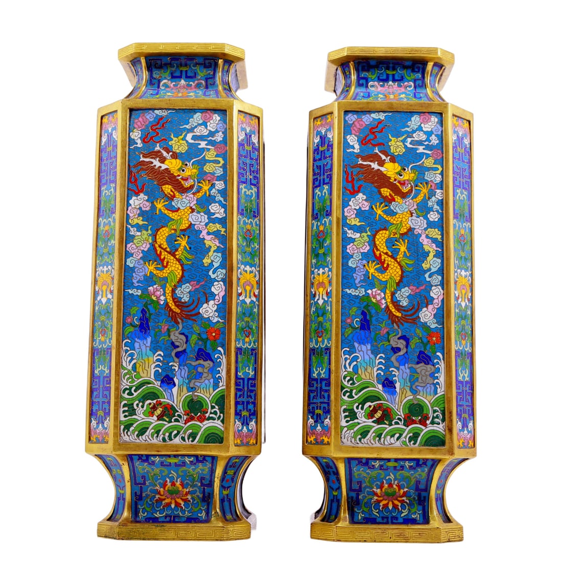 A pair of exquisite cloisonn?? vases with auspicious clouds and dragon patterns: pair of exquisite cloisonné auspicious cloud and dragon pattern vases, four-character Qianlong mark. The application of filigree technology makes the decoration of this collection more detailed a